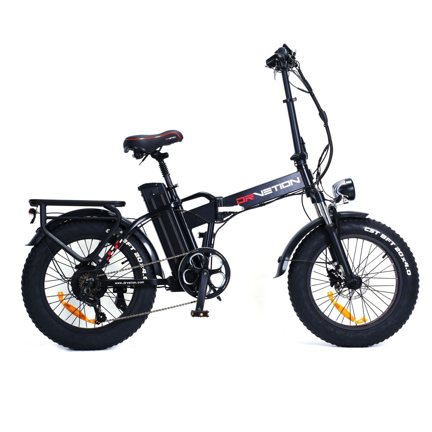 Una bicicletta elettrica pieghevole nera con pneumatici grassi, sospensioni e portapacchi.