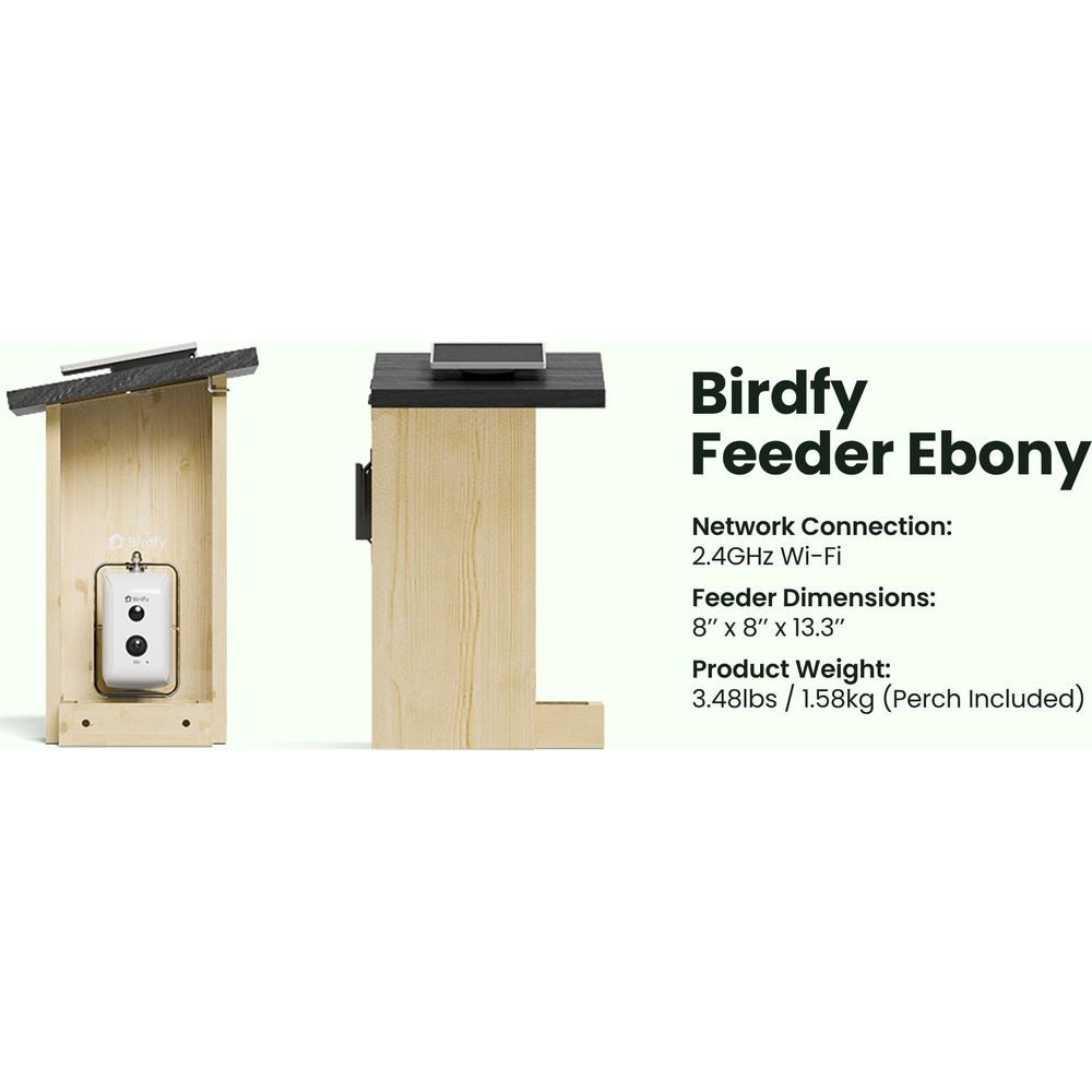 Ein Holzfutterhaus mit schwarzem Dach und einem Kamera-Modul.