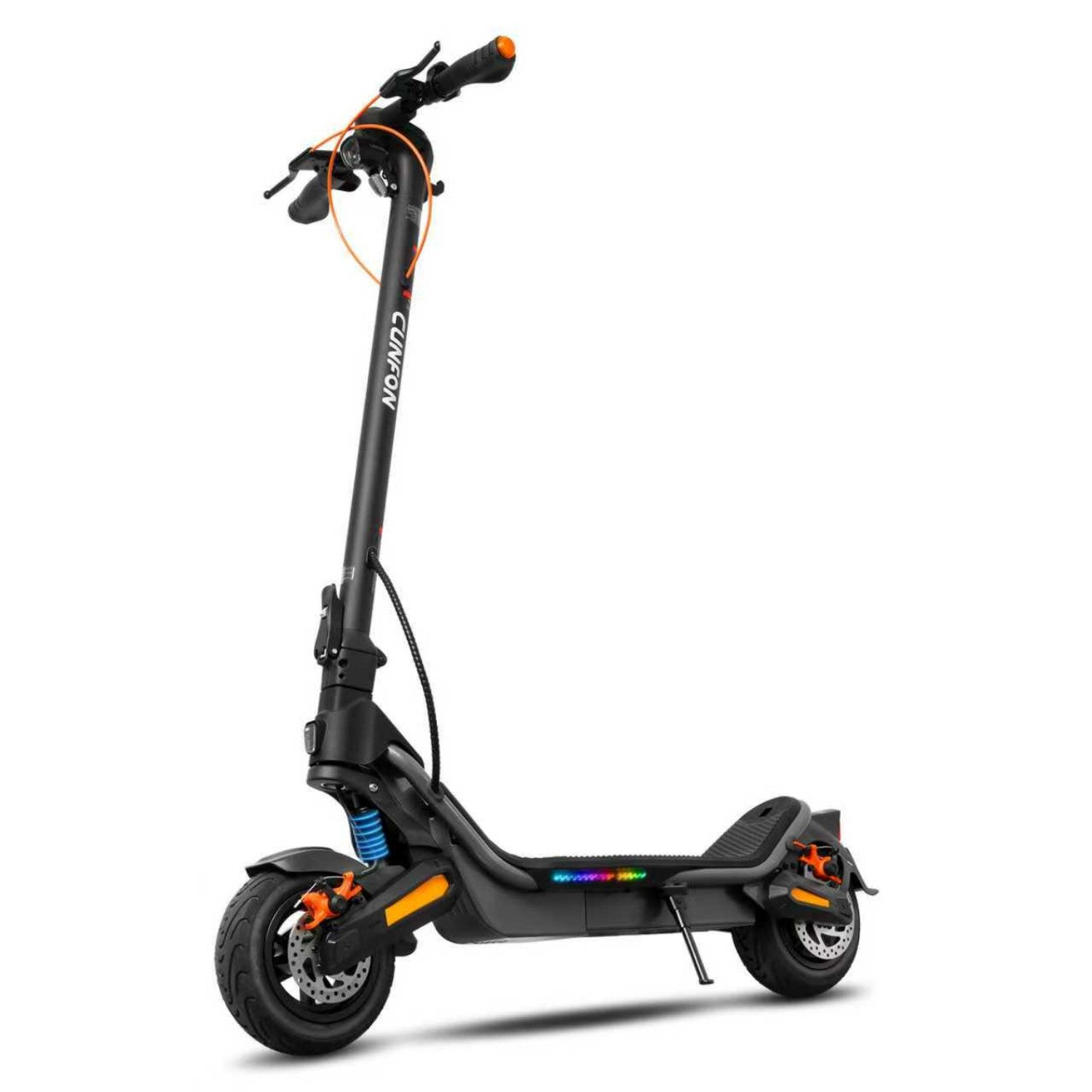 Un monopattino elettrico nero con accenti arancioni su sfondo bianco.