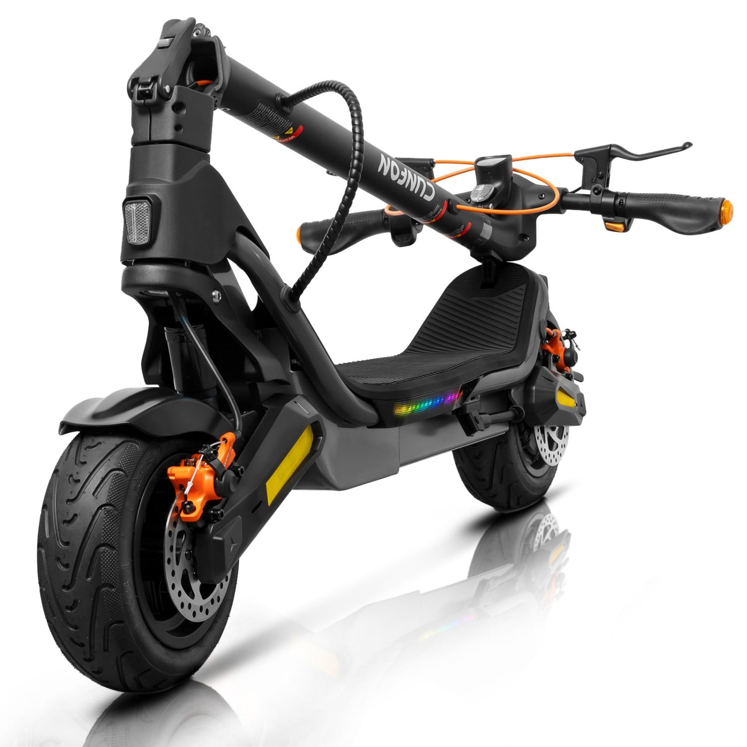Un monopattino elettrico nero con accenti arancioni e luci LED colorate.