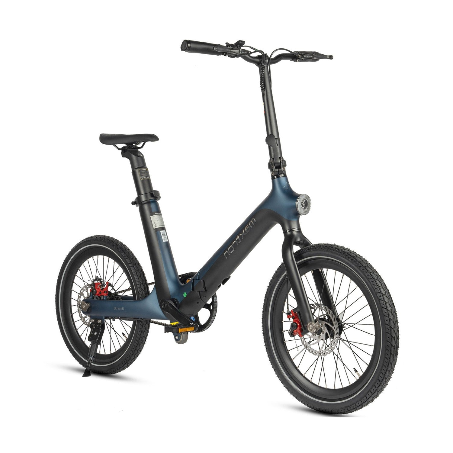 Una bicicletta elettrica pieghevole blu con pneumatici e cerchi neri, sfondo bianco.
