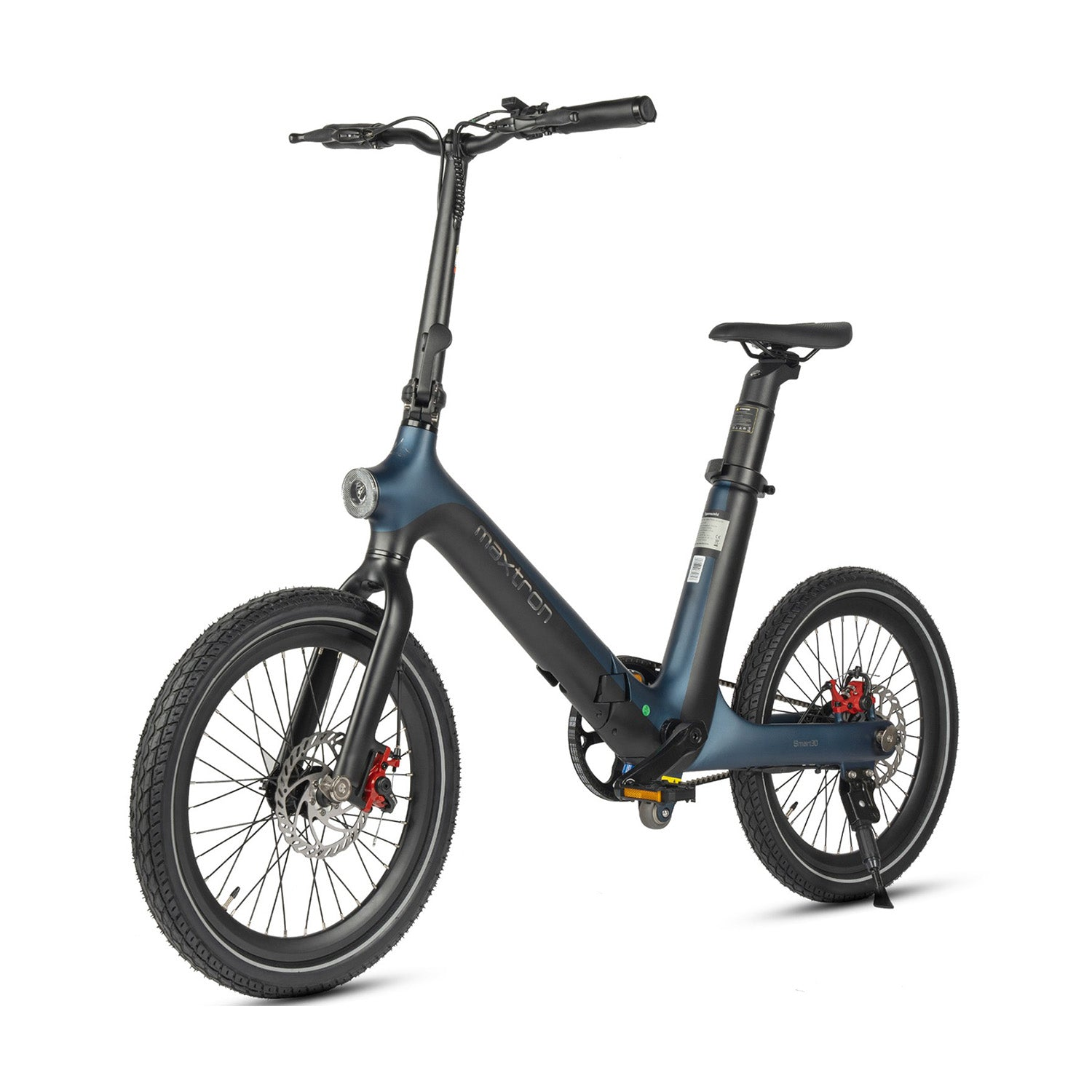 Una bici elettrica pieghevole blu scuro con pneumatici neri e pinze rosse.