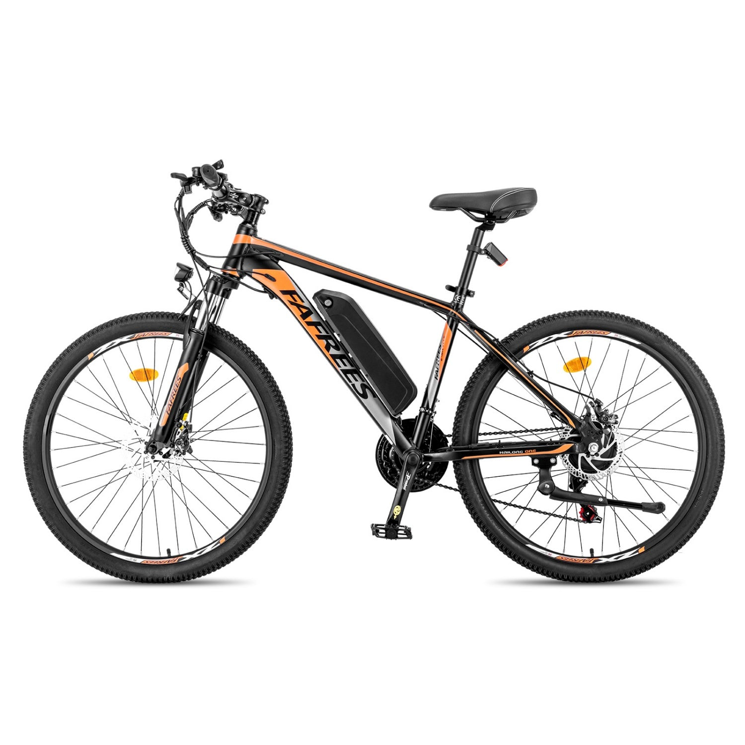 Ein schwarzes Elektrofahrrad mit orangefarbenen Akzenten und großen Rädern.