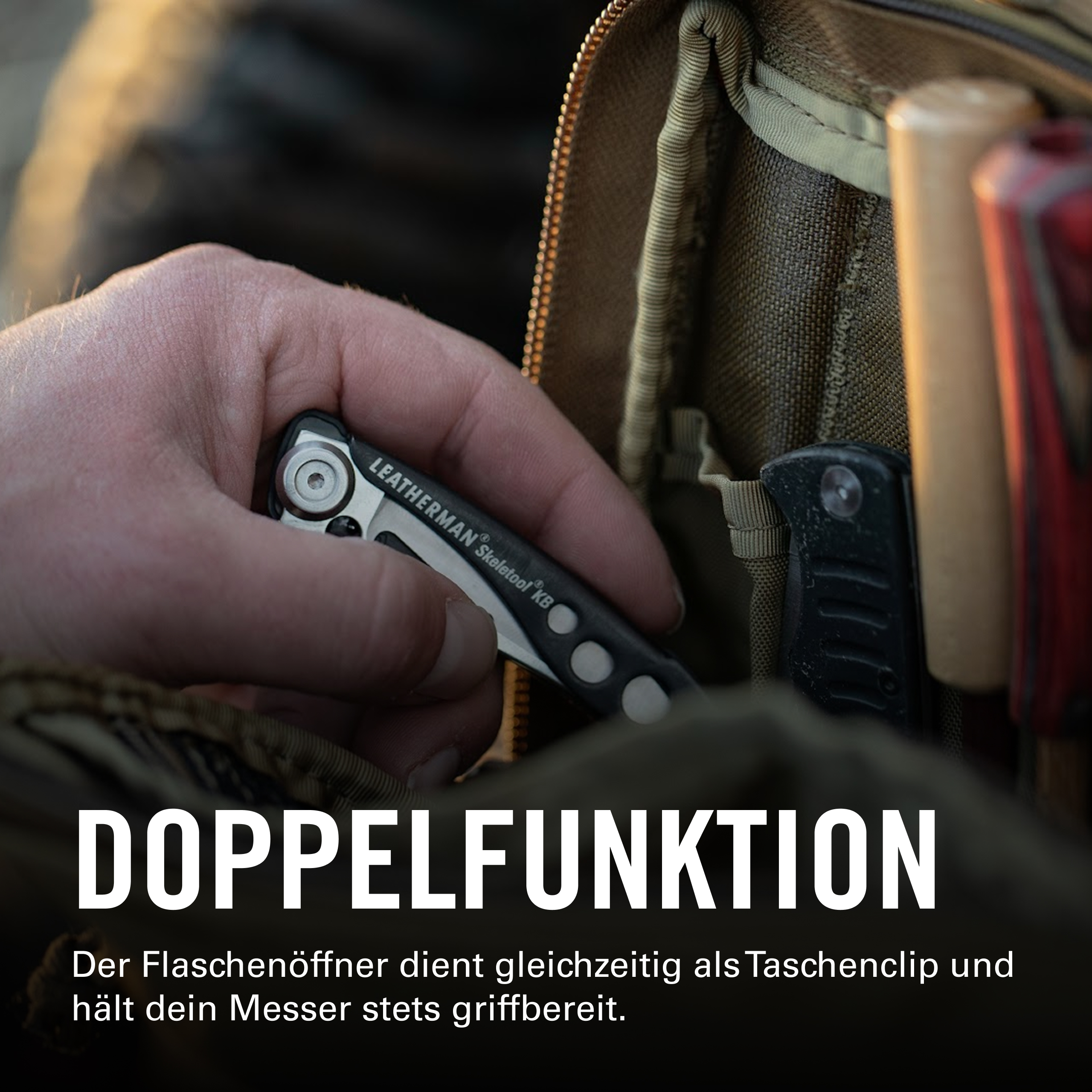 Eine Hand hält ein Leatherman Skeletool KB Werkzeug aus einer Tasche.