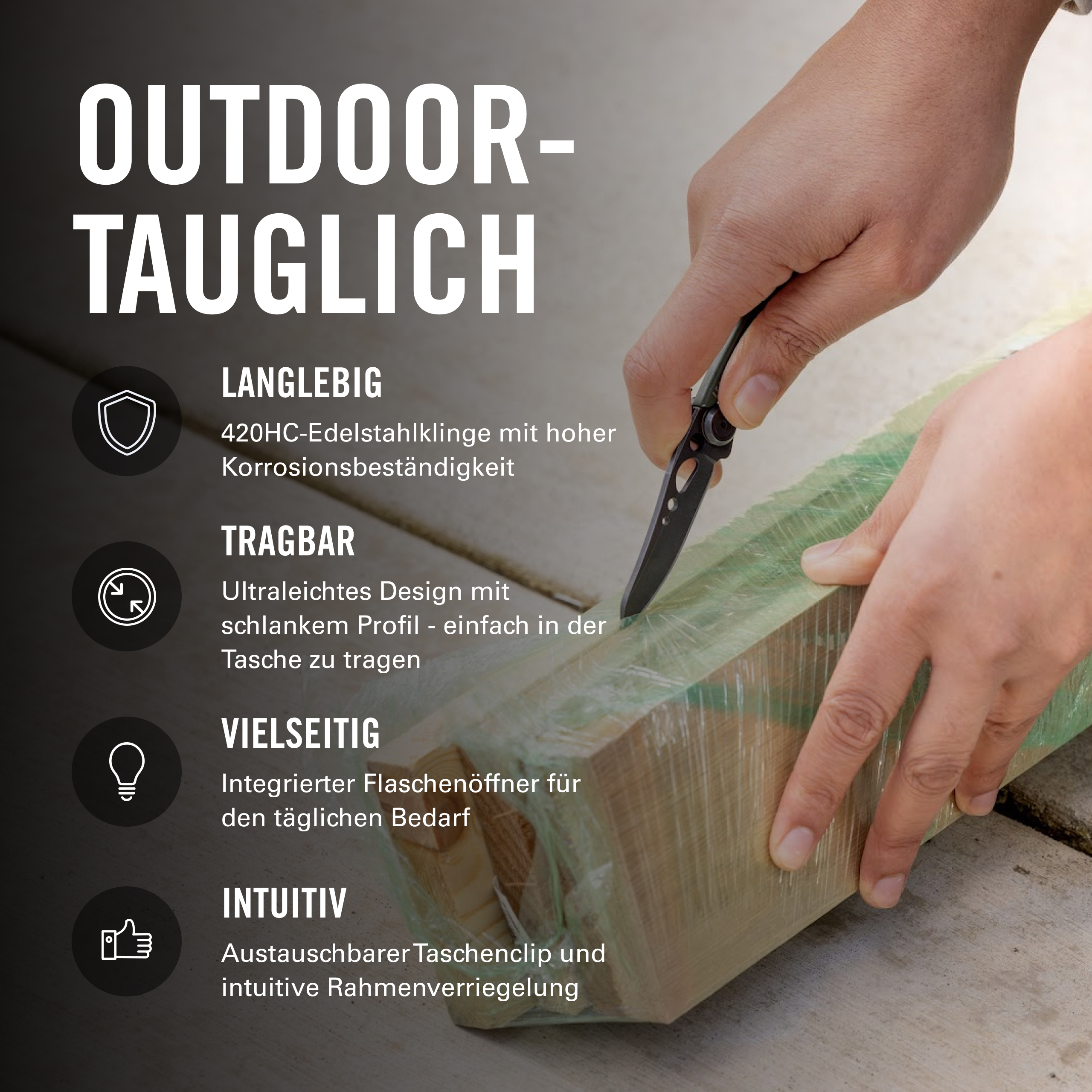Hände öffnen ein in Folie verpacktes Holzpaket mit einem Messer.