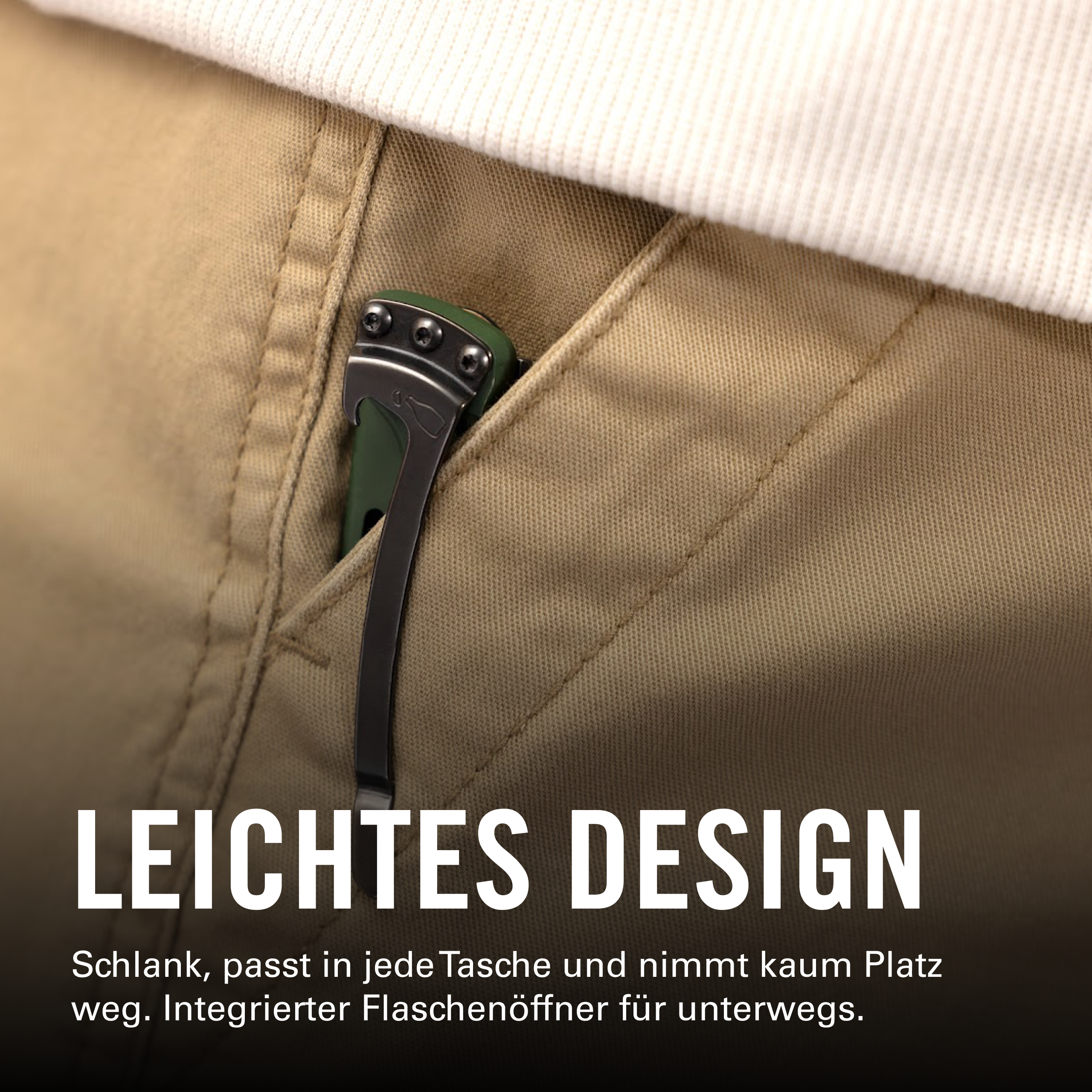Ein grünes Werkzeug mit Metallclip steckt in einer khakifarbenen Tasche.