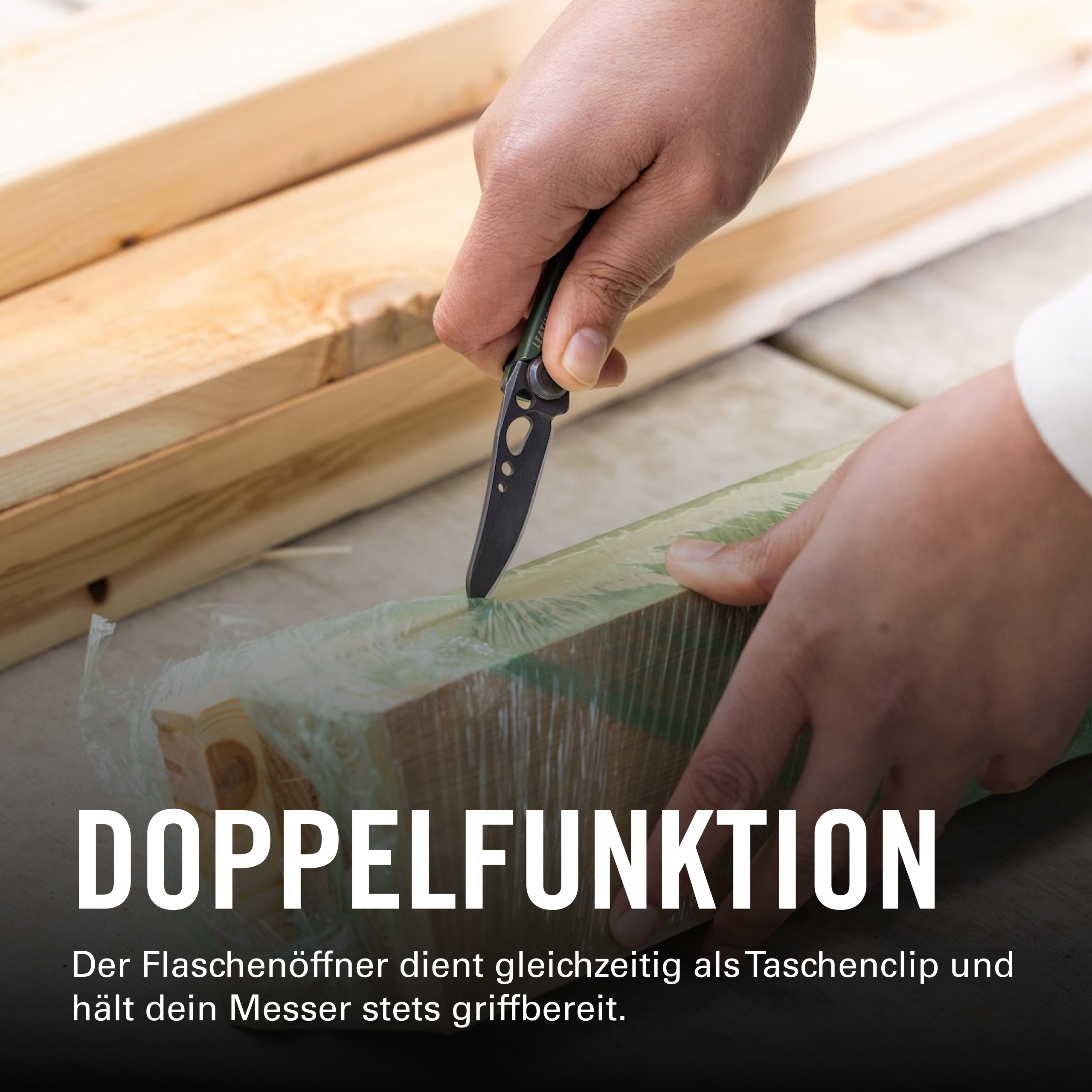 Hände schneiden Folie von Holz mit Messer. "Doppelfunktion".