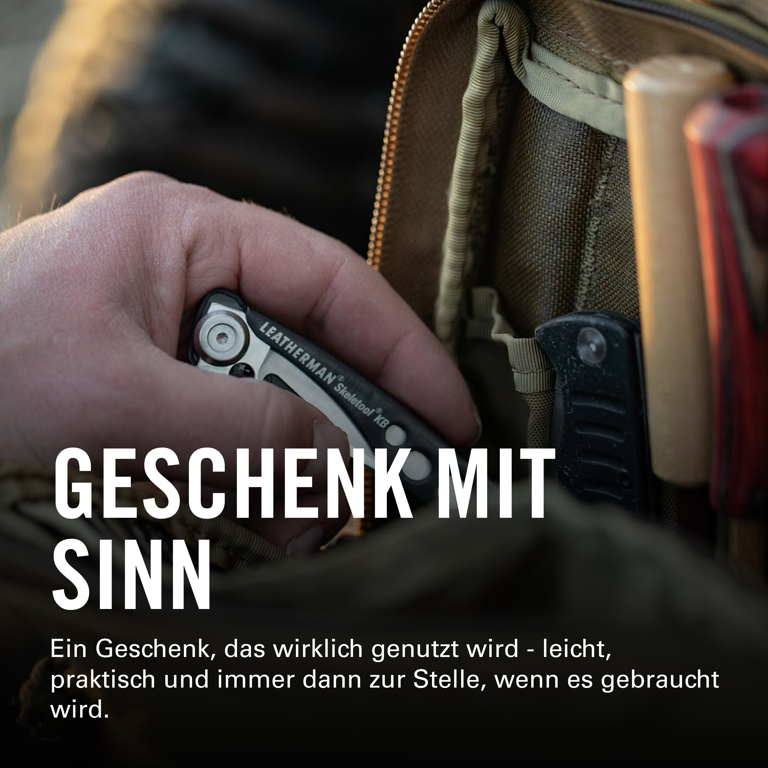 Eine Hand hält ein Leatherman Multitool in einer Tasche.