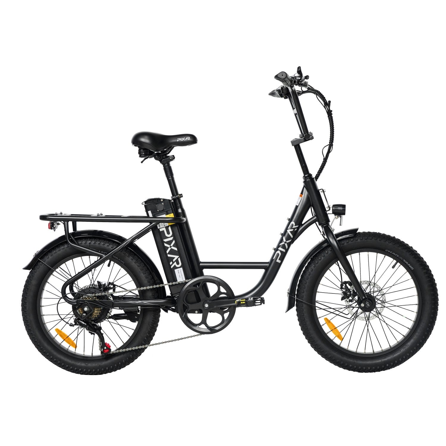 Bicicleta eléctrica plegable negra con neumáticos anchos, portabultos y batería.