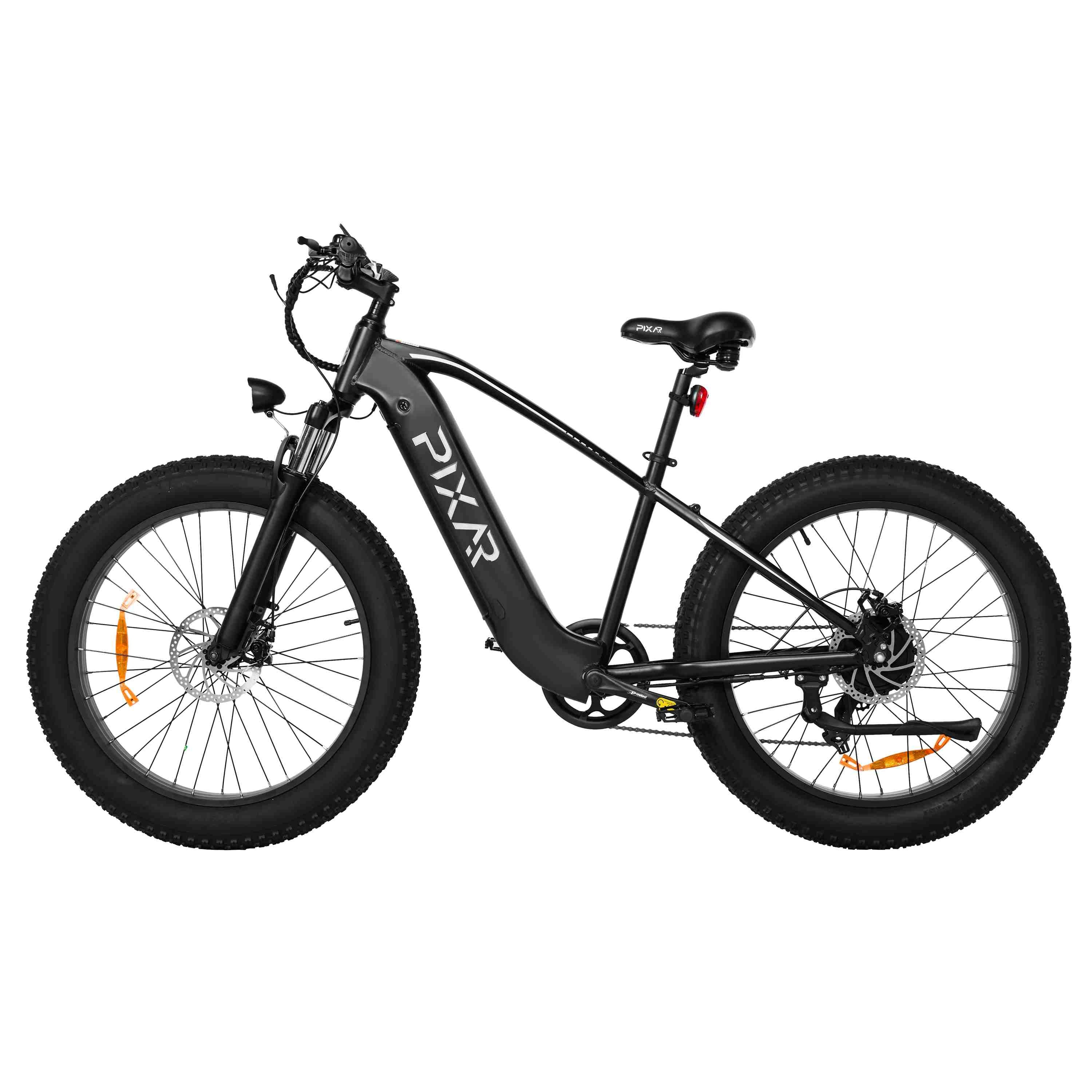 Una bicicleta eléctrica negra de llanta ancha con logo "PIXAR" plateado.