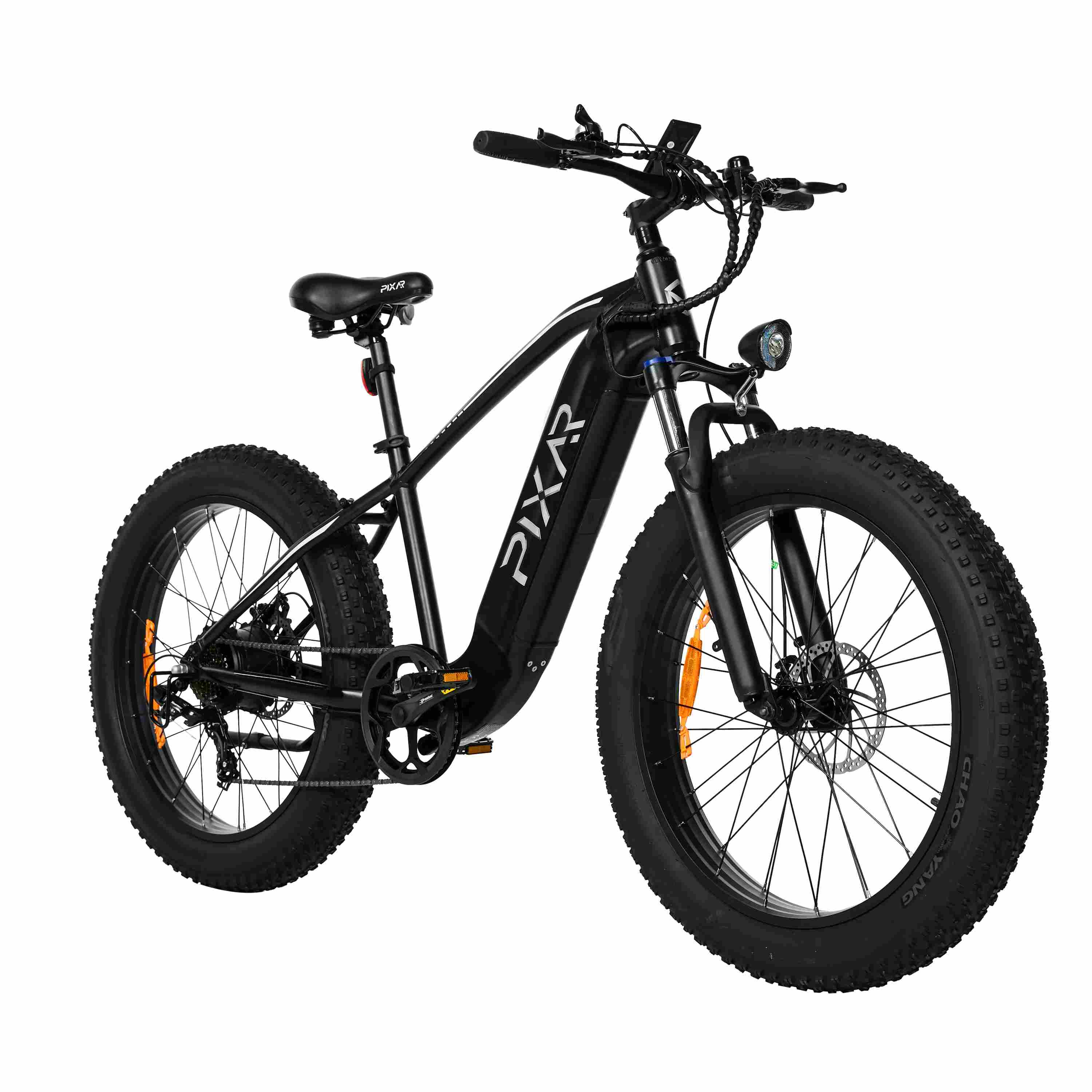 Bicicleta eléctrica negra tipo fat bike con llantas anchas y suspensión delantera.