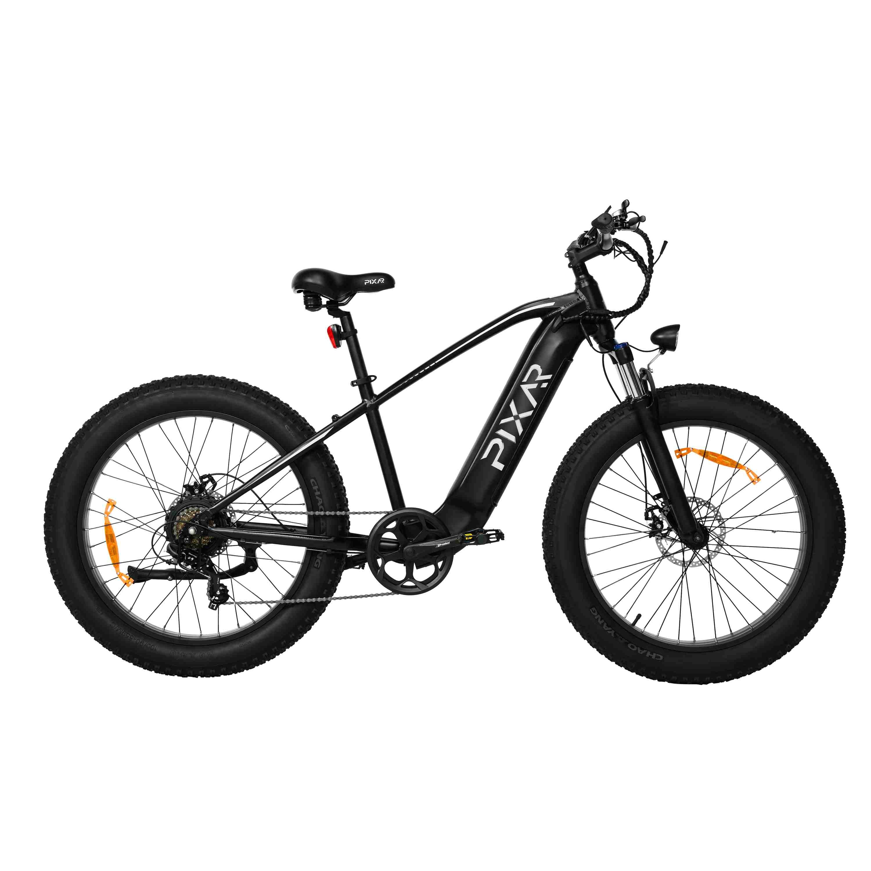 Bicicleta eléctrica negra de llantas anchas con horquilla de suspensión y logo "PIXAR".
