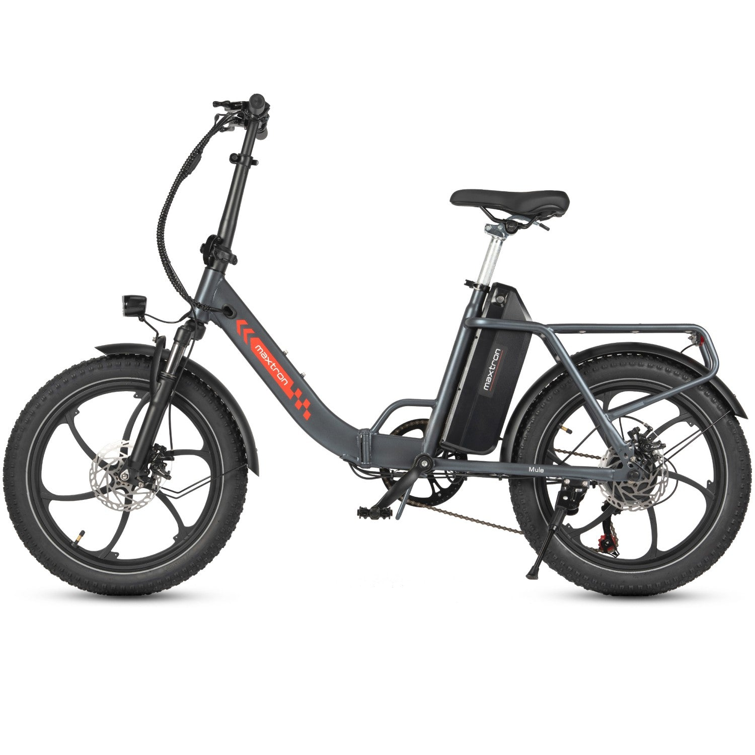 Ein graues Elektrofahrrad mit schwarzen Reifen, roten Akzenten und einem Akkupack.