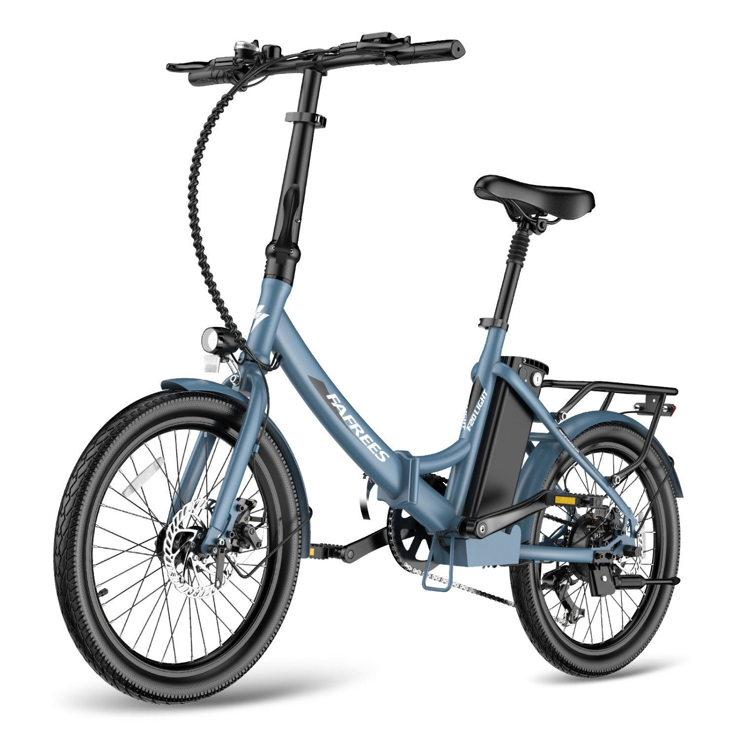 Ein blaues E-Bike mit schwarzem Sattel und Gepäckträger vor weißem Hintergrund.