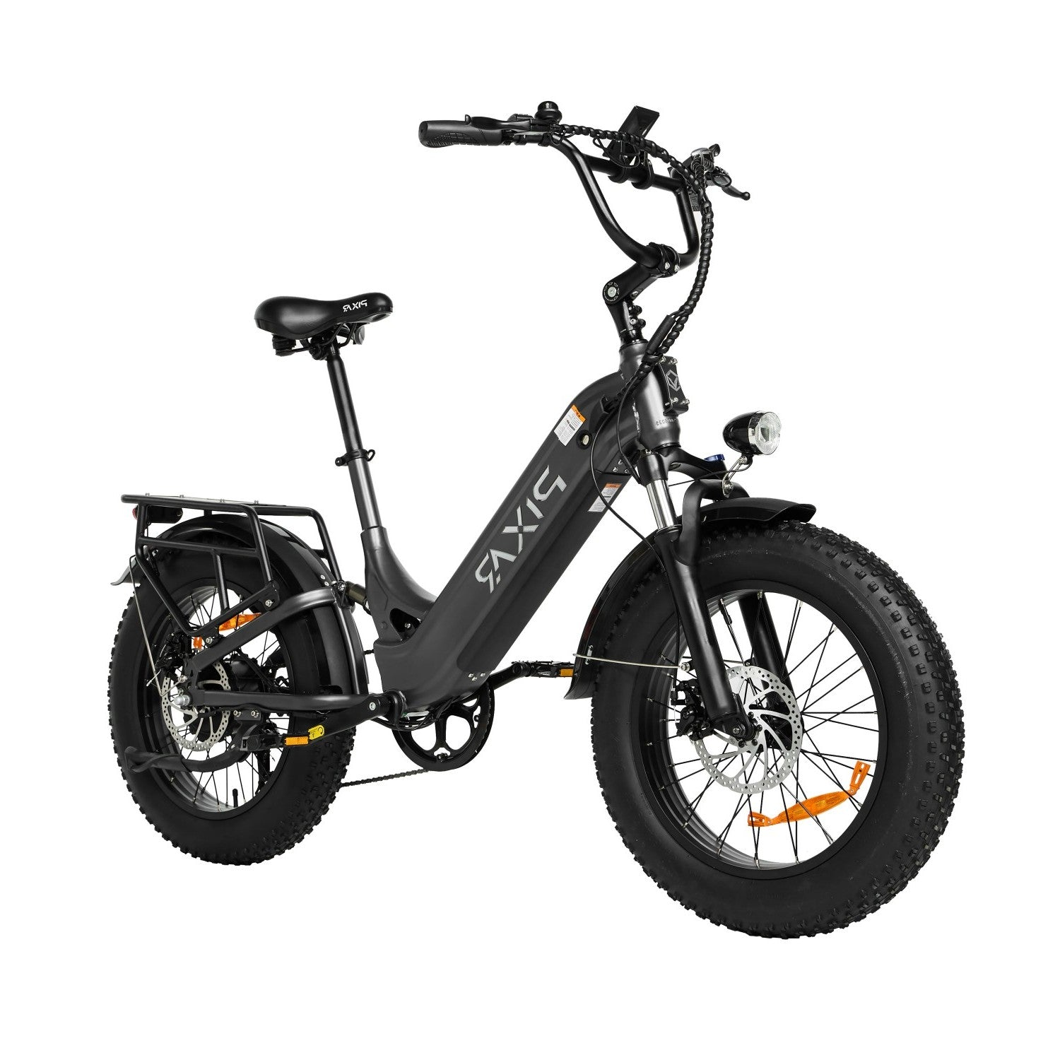 Una bici elettrica nera con copertoni larghi, faro anteriore e portapacchi posteriore.