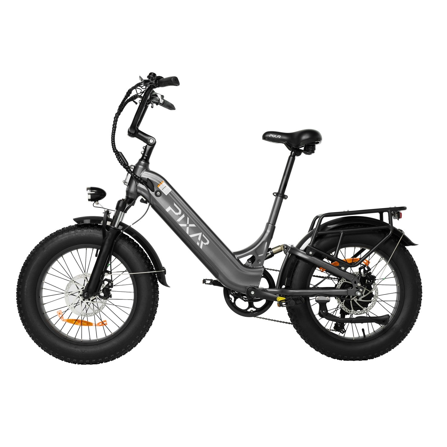Bicicletta elettrica grigia con pneumatici grassi, sella e portapacchi neri. Sfondo bianco.