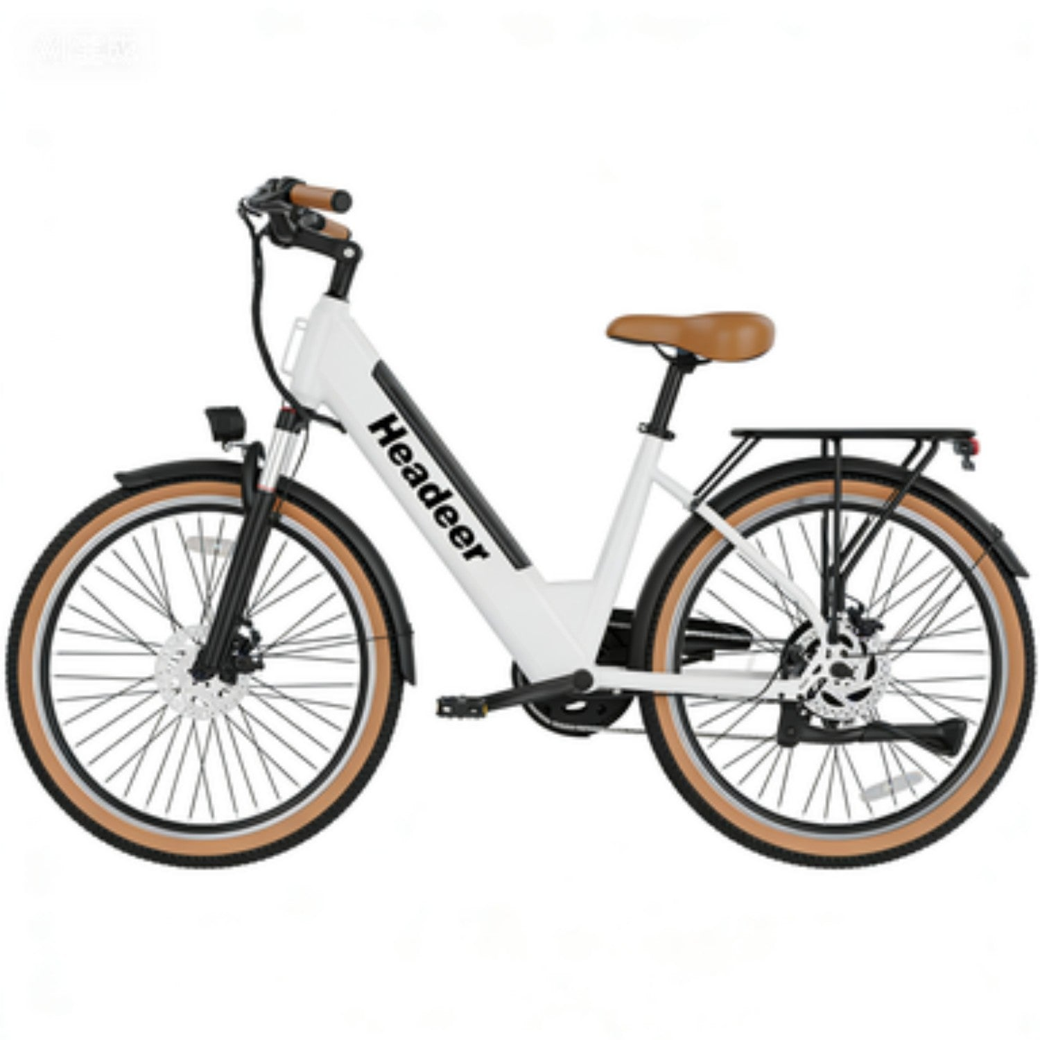 Una bicicleta eléctrica blanca con sillín y portabultos marrones, sobre fondo blanco.