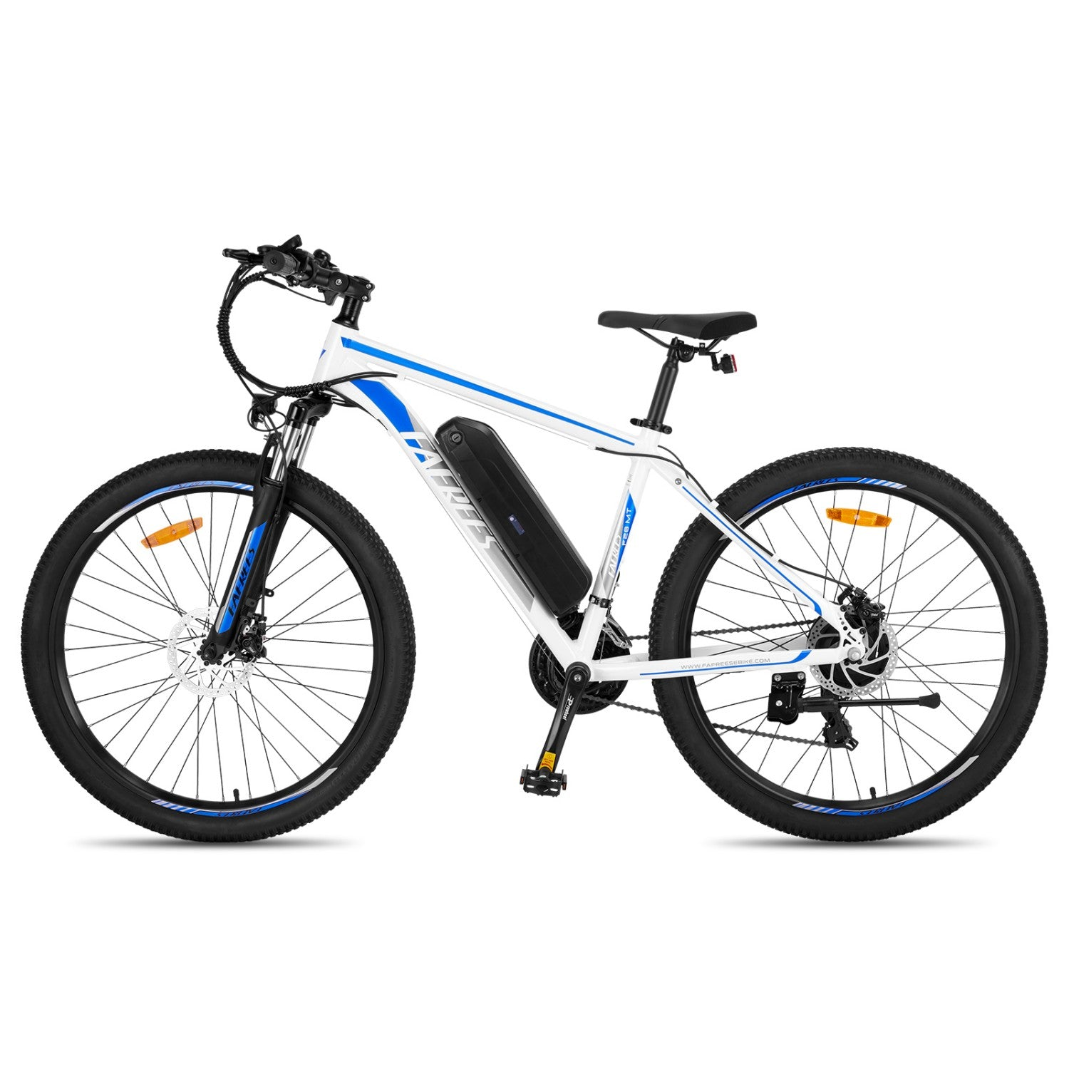 Ein weißes Elektrofahrrad mit blauen Akzenten und einem schwarzen Sattel.