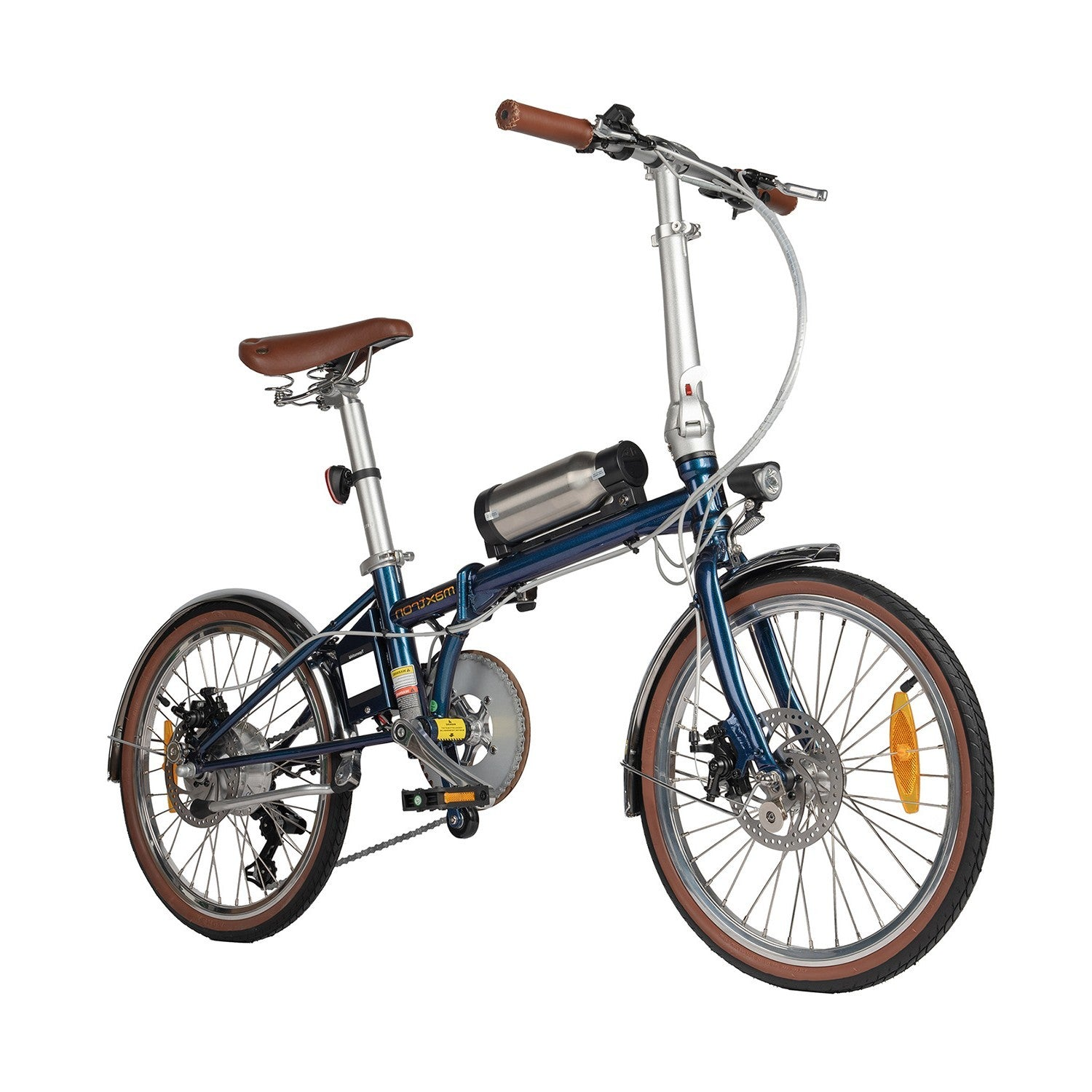 Una bicicletta elettrica pieghevole blu con manopole e sella marroni, sfondo bianco.