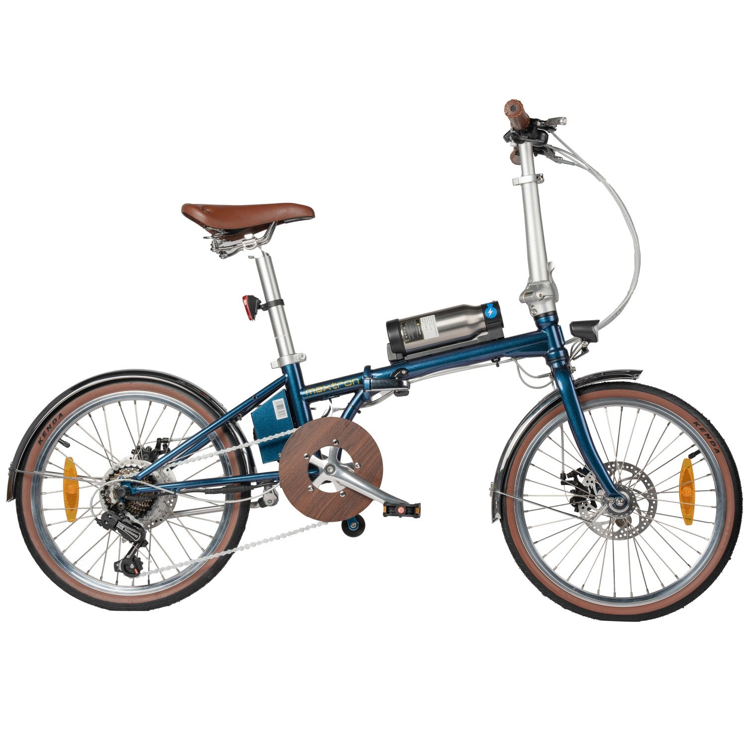 Una bicicletta pieghevole blu scuro con sella e manubrio marroni e una borraccia argentata.