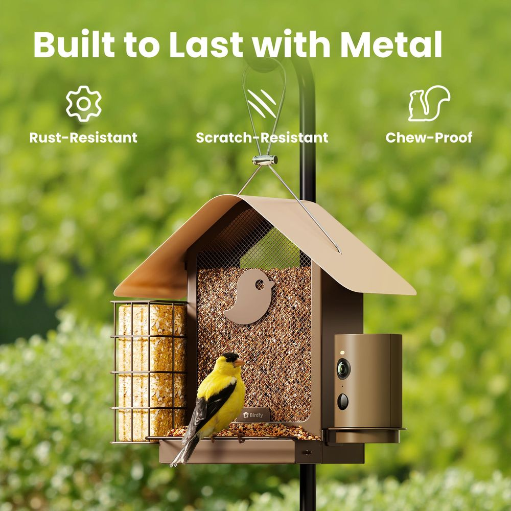 Ein Vogelhaus mit einem gelben Vogel davor, das als rost-, kratz- und bissfest beworben wird.
