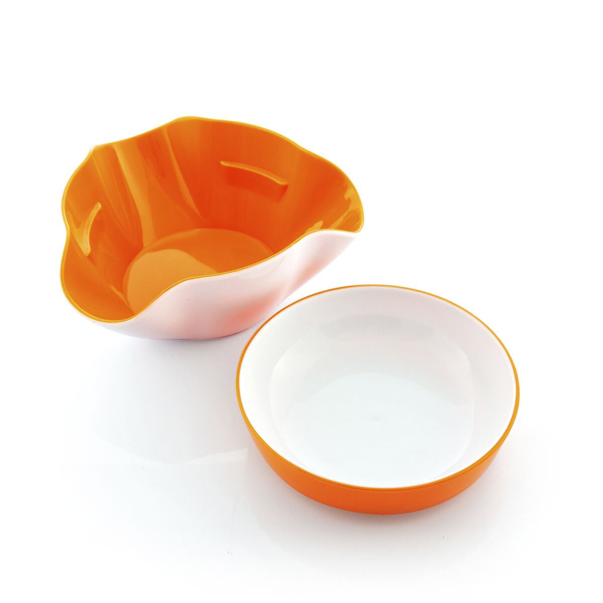 Zwei moderne Schalen, eine orange-weiß wellig, die andere orange-weiß flach.