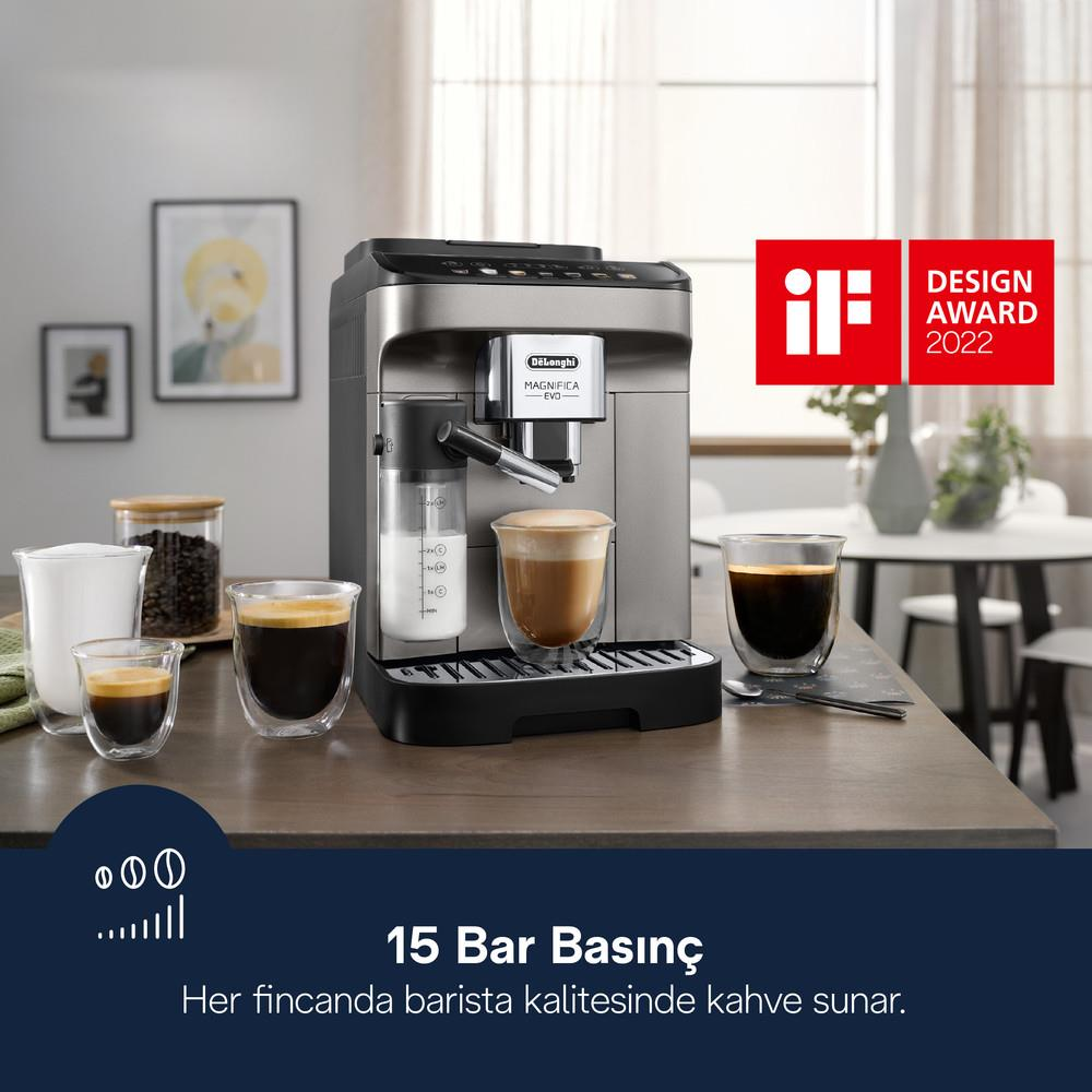 Macchina da caffè DeLonghi con caraffa latte, due tazze di caffè e logo 'Design Award 2022'.