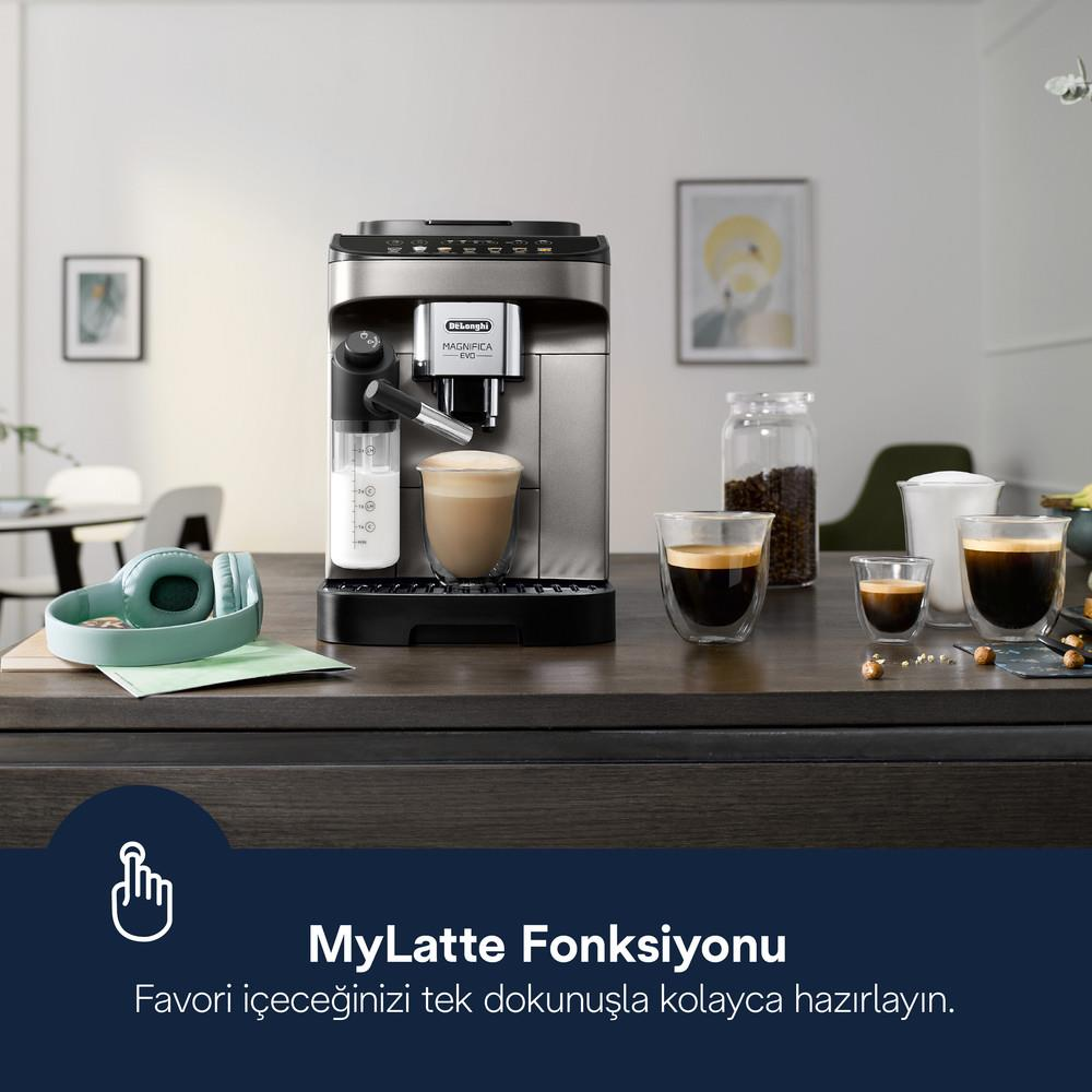 Macchina da caffè con caraffa del latte, caffè nei bicchieri, cuffie sul tavolo.
