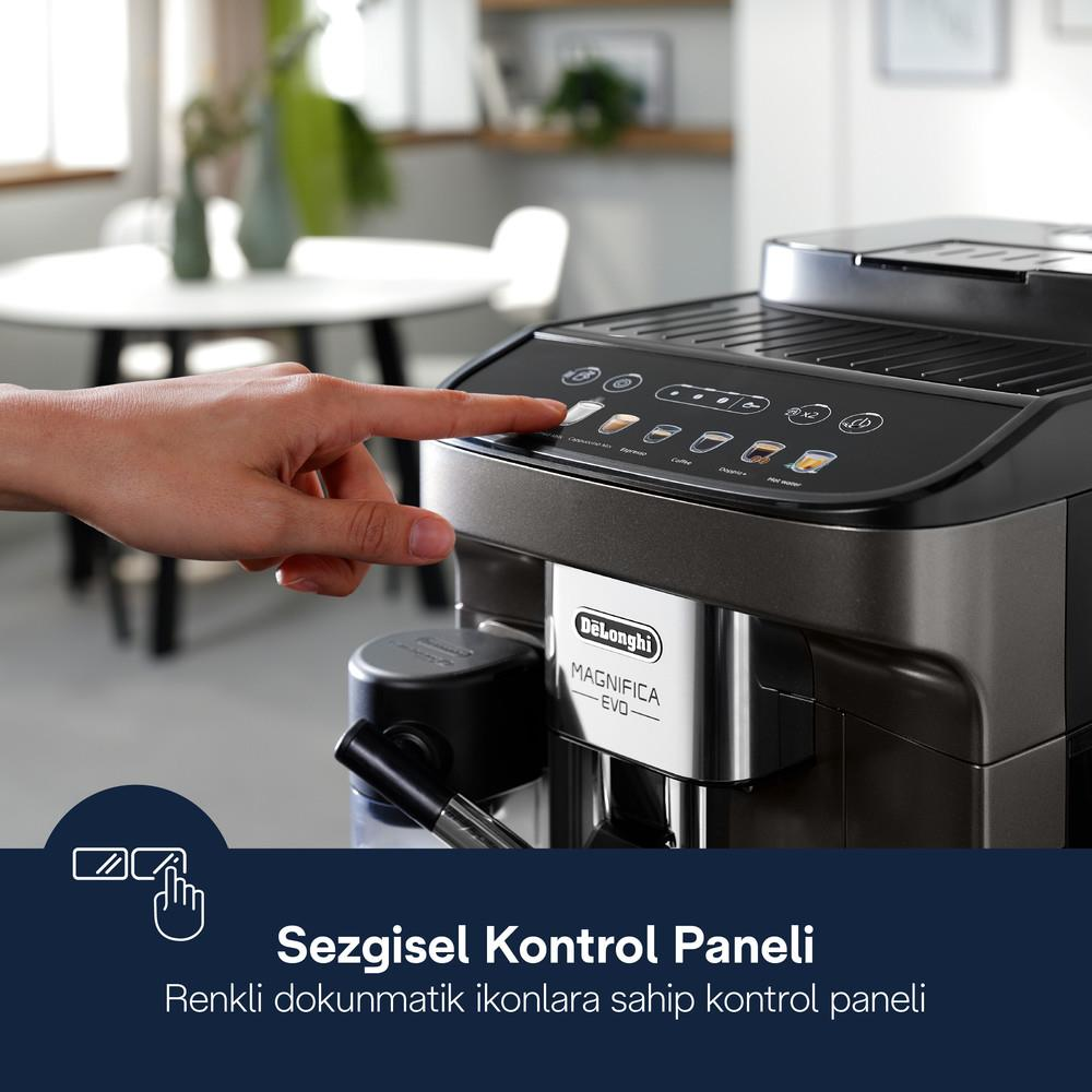 Una mano preme i pulsanti su una macchina da caffè con icone touch.