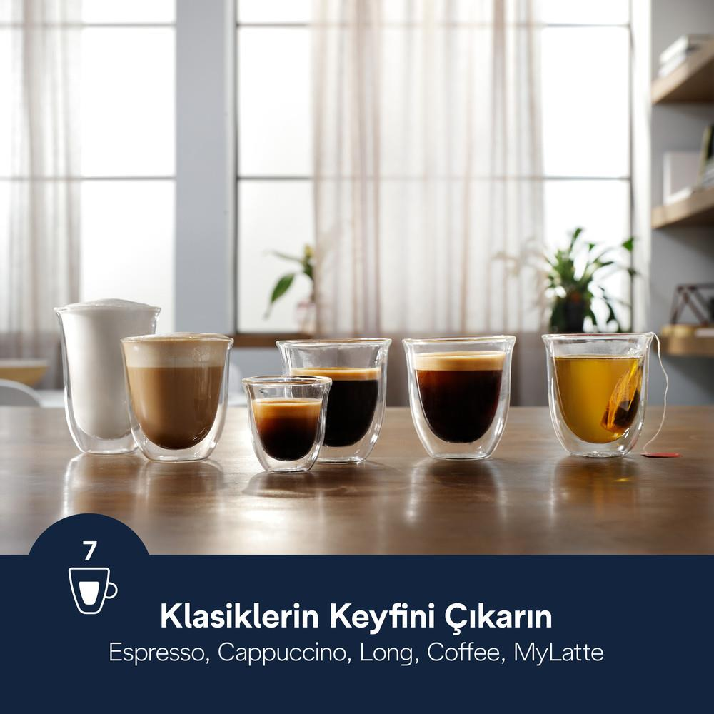 Ahşap bir masada duran 5 kahveli içecek ve 1 çay bardağı.