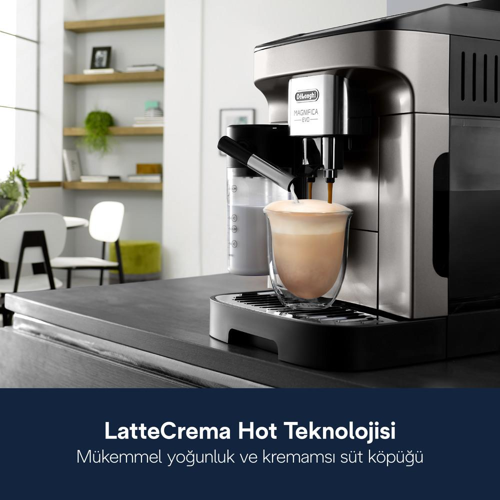 Una macchina da caffè prepara un cappuccino in un bicchiere.