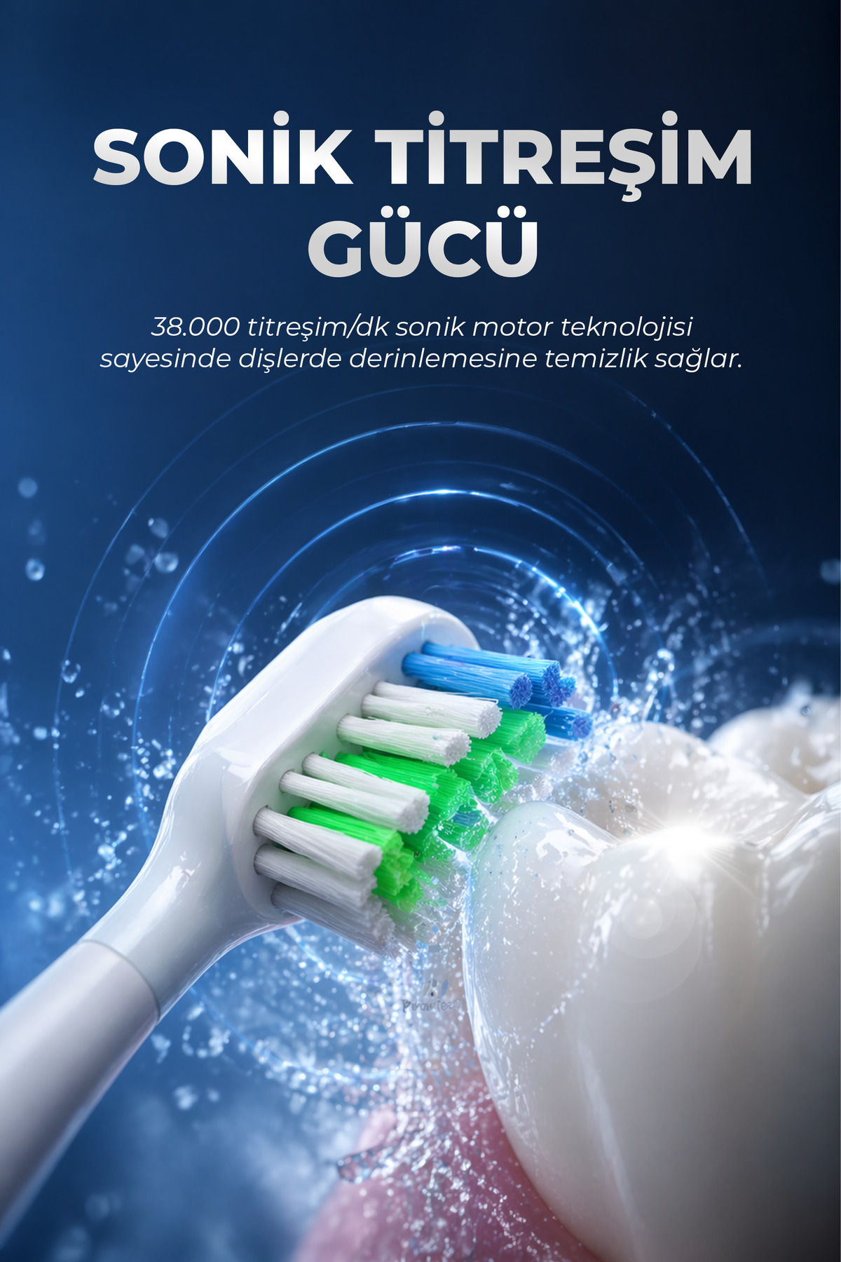 Yeşil ve mavi kıllı elektrikli diş fırçası suyla dişleri temizler.