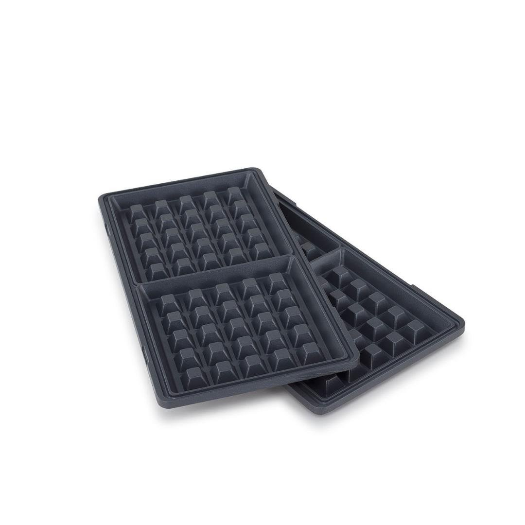 Kare girintili iki koyu renkli waffle kalıbı üst üste duruyor.