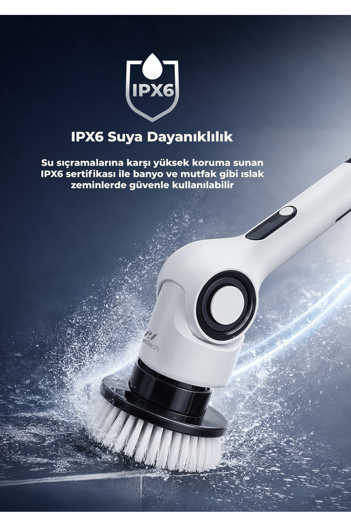 Beyaz bir temizleme fırçası başlığı koyu bir yüzeye su püskürtüyor.