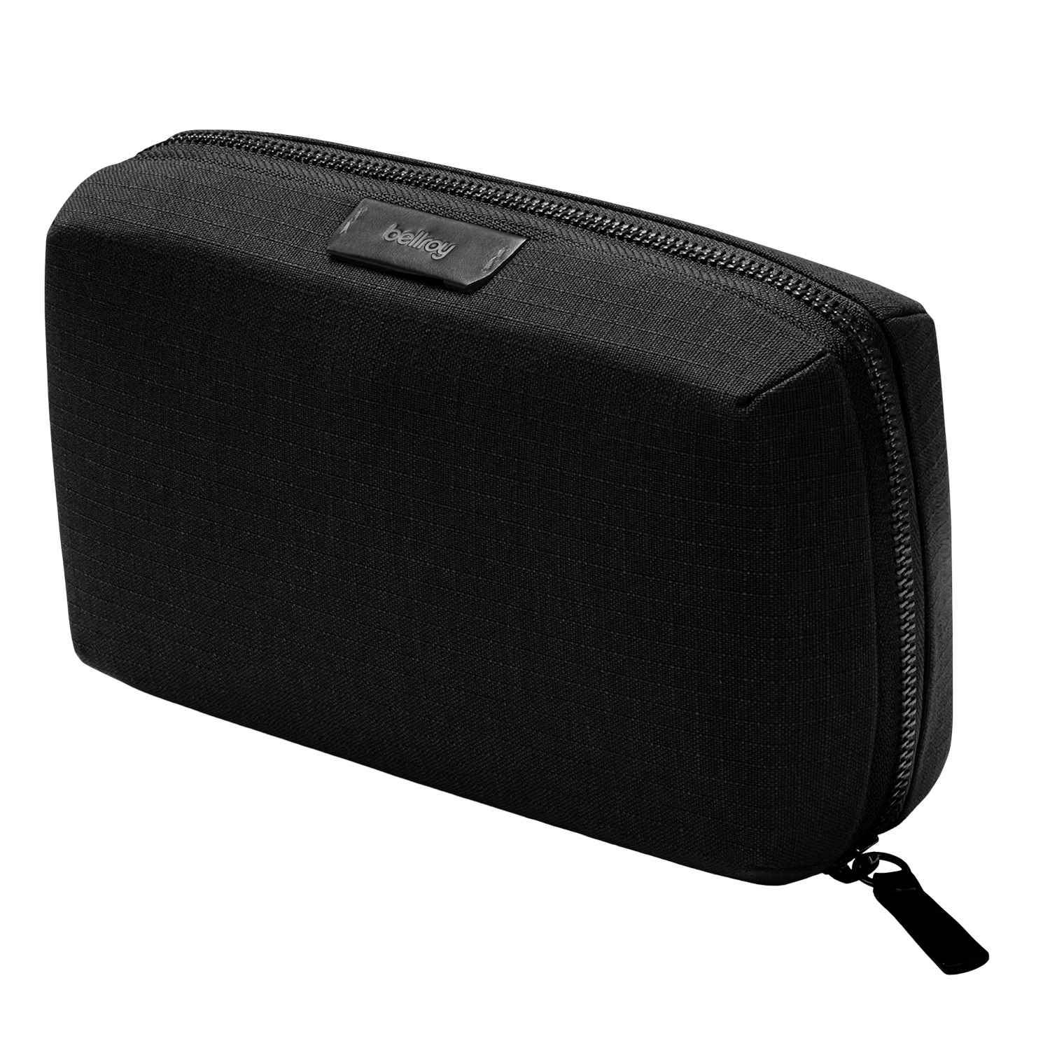 Czarna kosmetyczka Bellroy z zamkiem błyskawicznym i małą czarną metką z logo Bellroy.