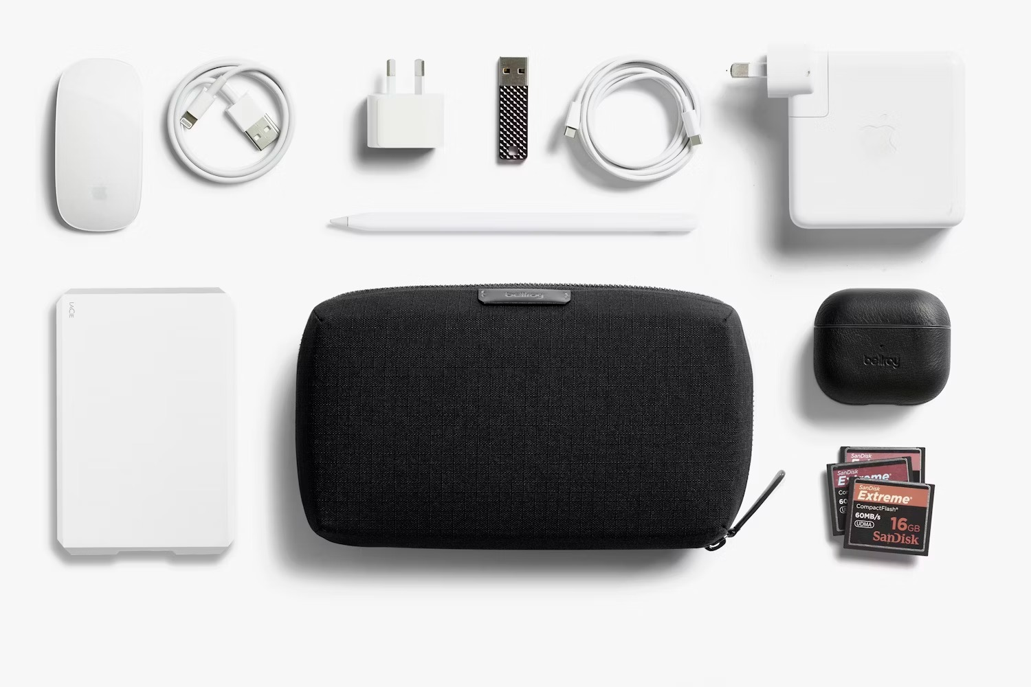 Biała mysz Apple, kable, ładowarki, rysik, czarna torba, słuchawki, karty pamięci.