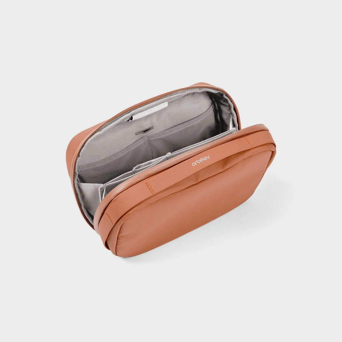 Otwarta, brązowa torba Orbitkey z wieloma przegrodami.