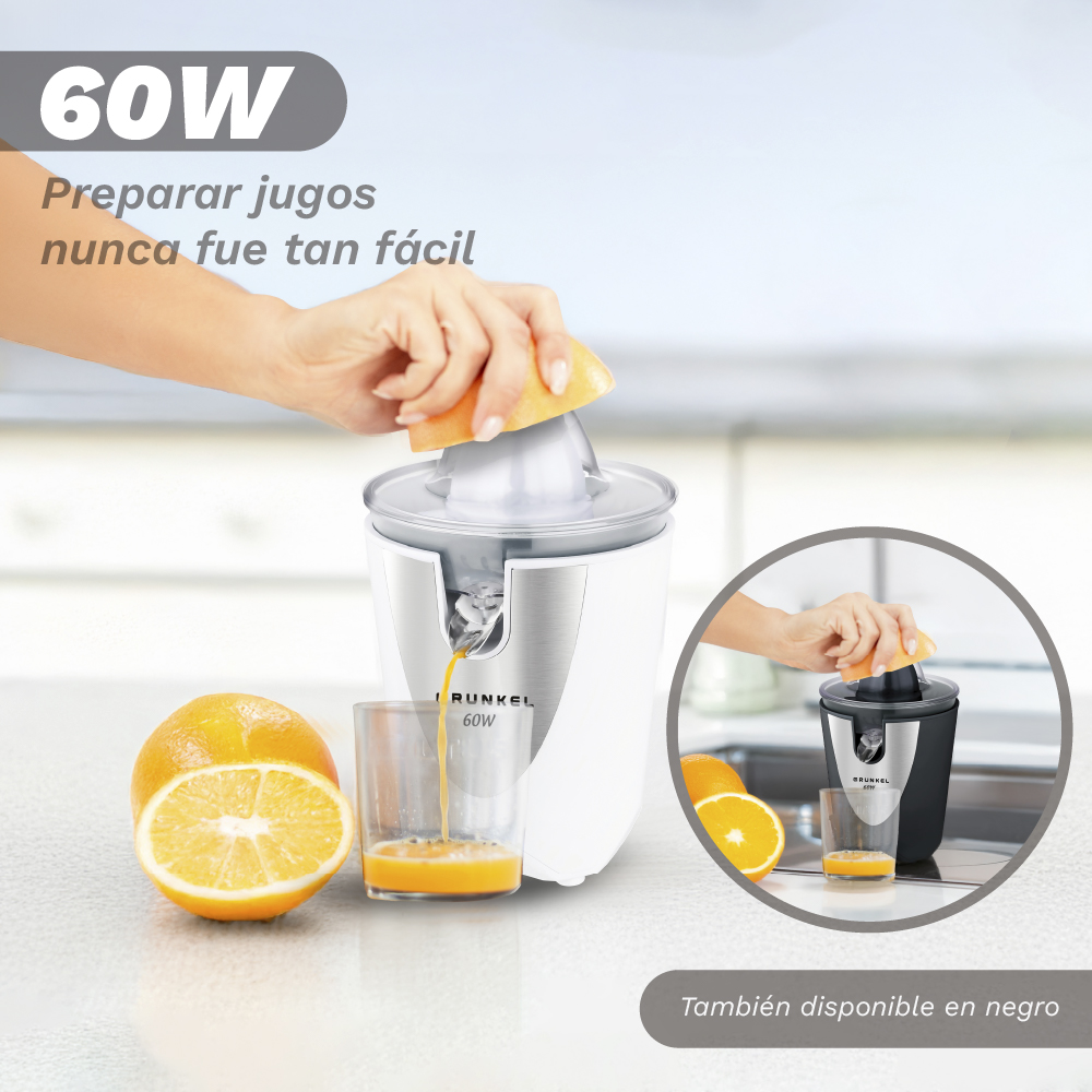 Una mano exprime una naranja en un exprimidor blanco. El jugo fluye a un vaso.