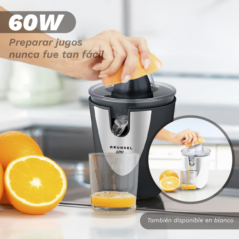 Una mano usa un exprimidor con naranjas. Un vaso de jugo de naranja está al lado.