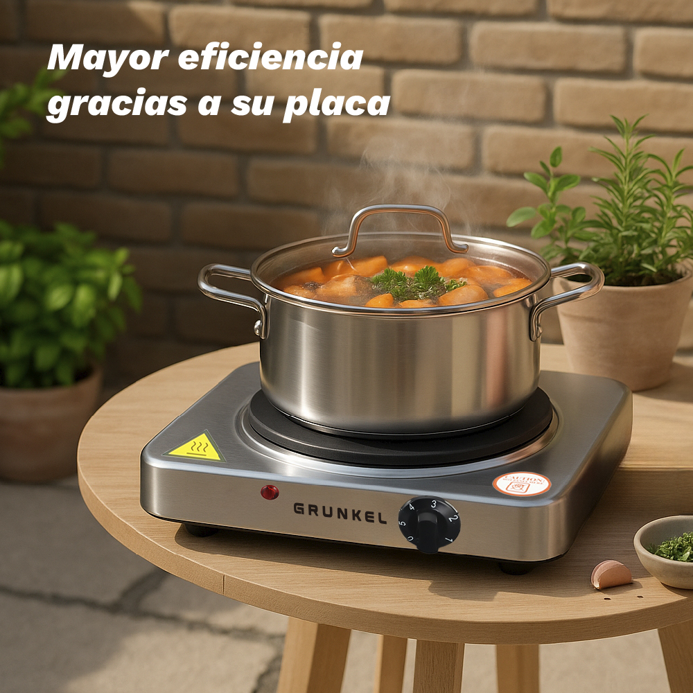 Una olla con zanahorias se cocina en una placa plateada sobre una mesa de madera.