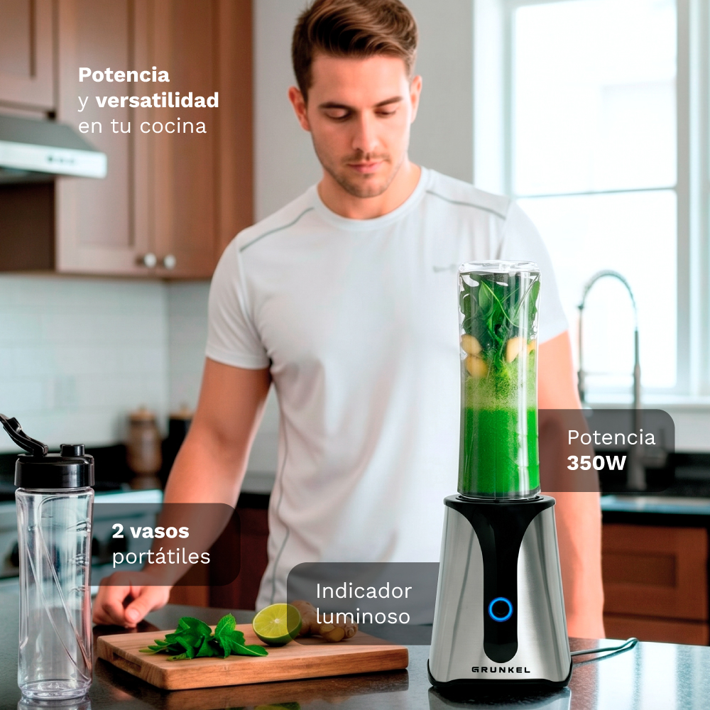 Uomo in cucina con frullatore, frullato verde, bottiglie portatili, zenzero, lime.