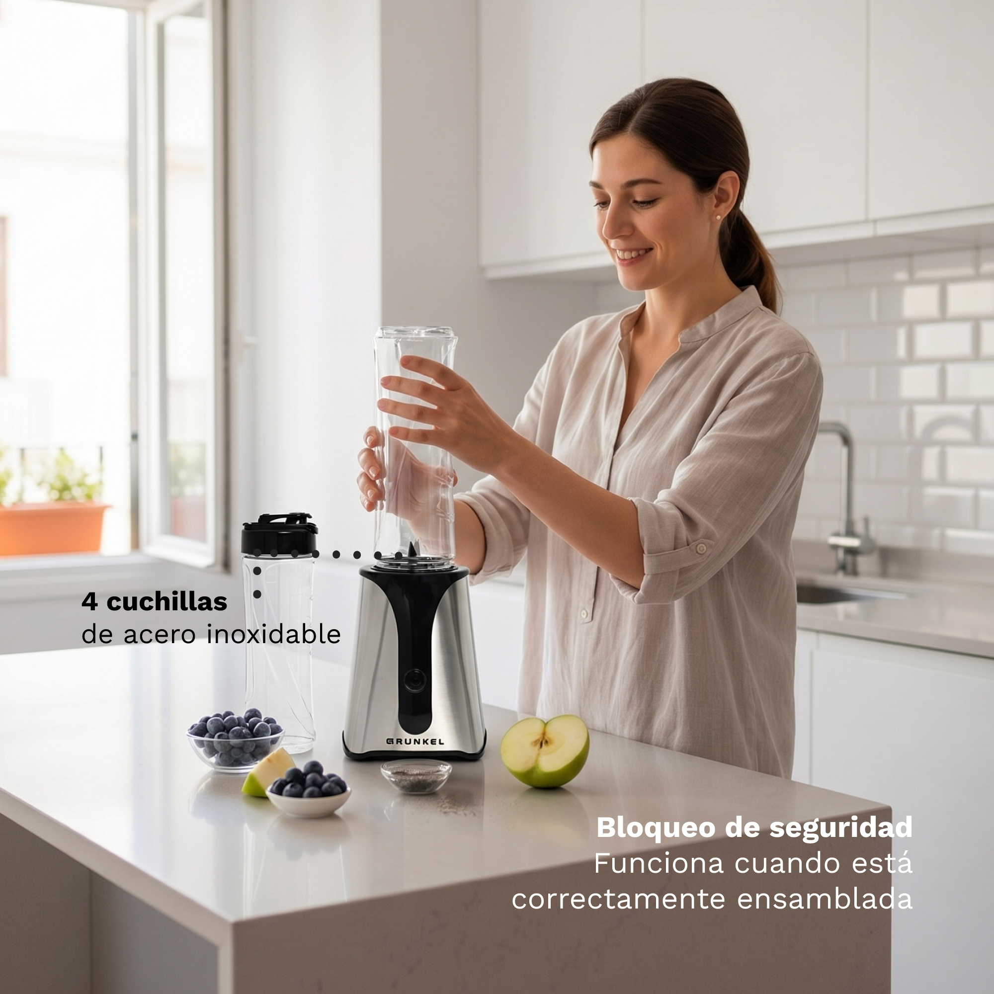 Una donna in camicia beige posiziona un contenitore di vetro su una base argento per frullatore.