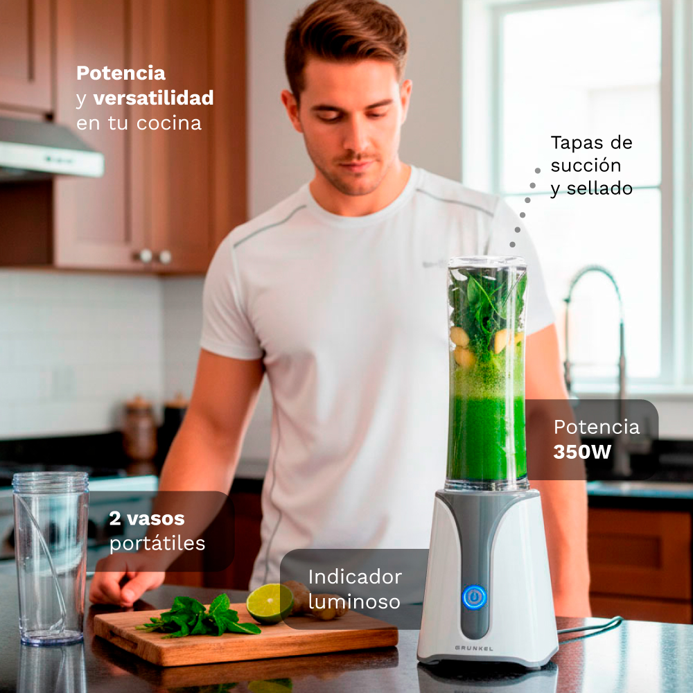 Hombre en cocina con licuadora haciendo un batido verde.