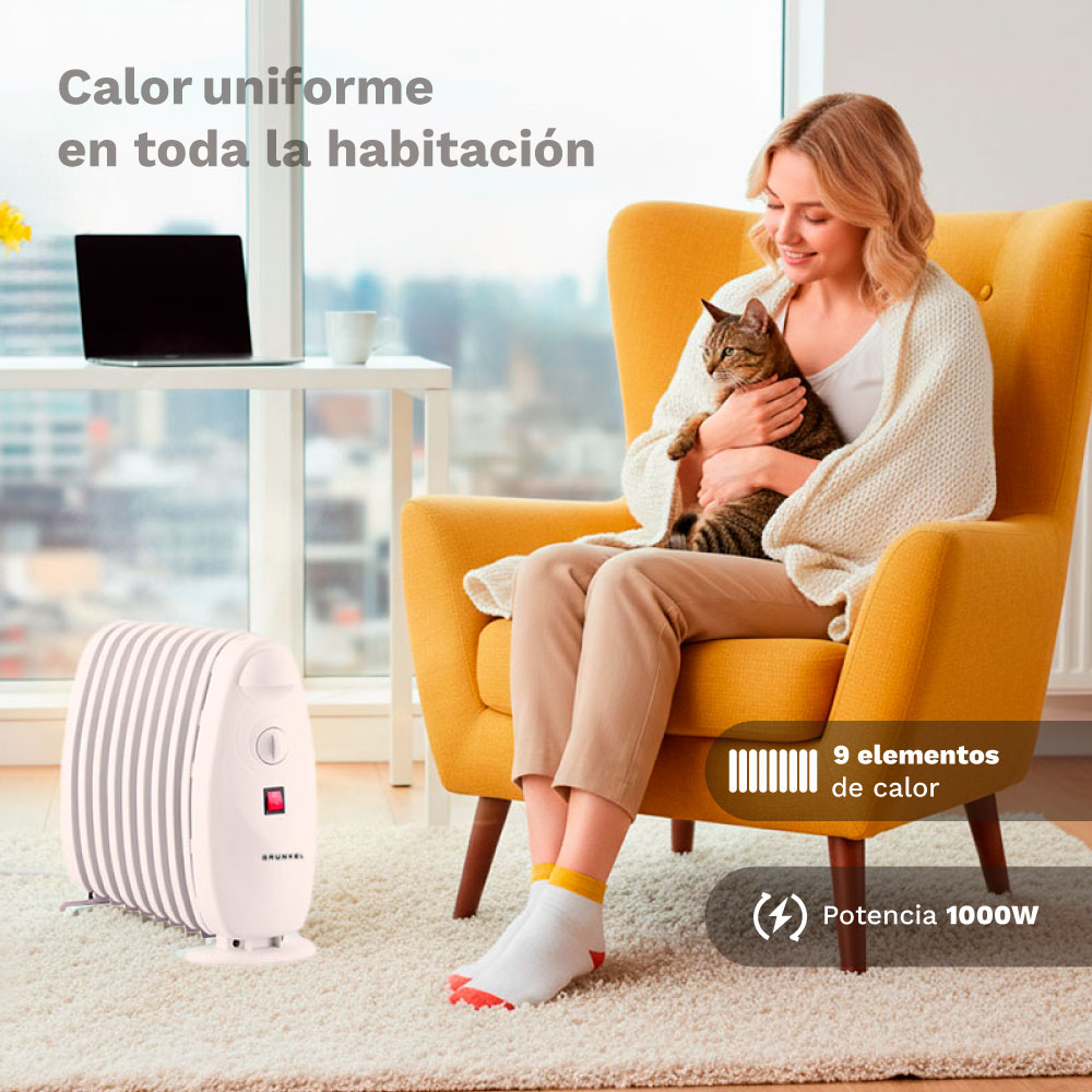 Una mujer sujeta un gato en un sillón amarillo, un radiador en primer plano.