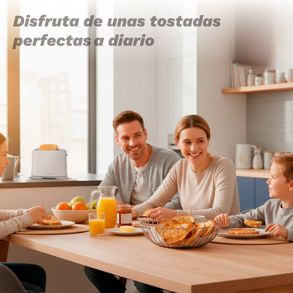 Eine Familie frühstückt gemeinsam mit Toast, Saft und Obst am Tisch.
