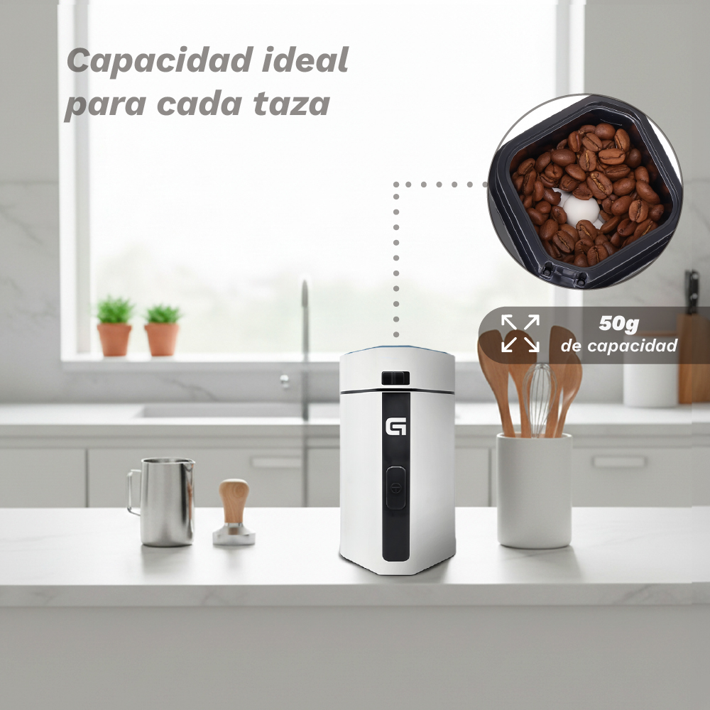 Molinillo de café blanco de 50g, lleno de granos, en una encimera de cocina.