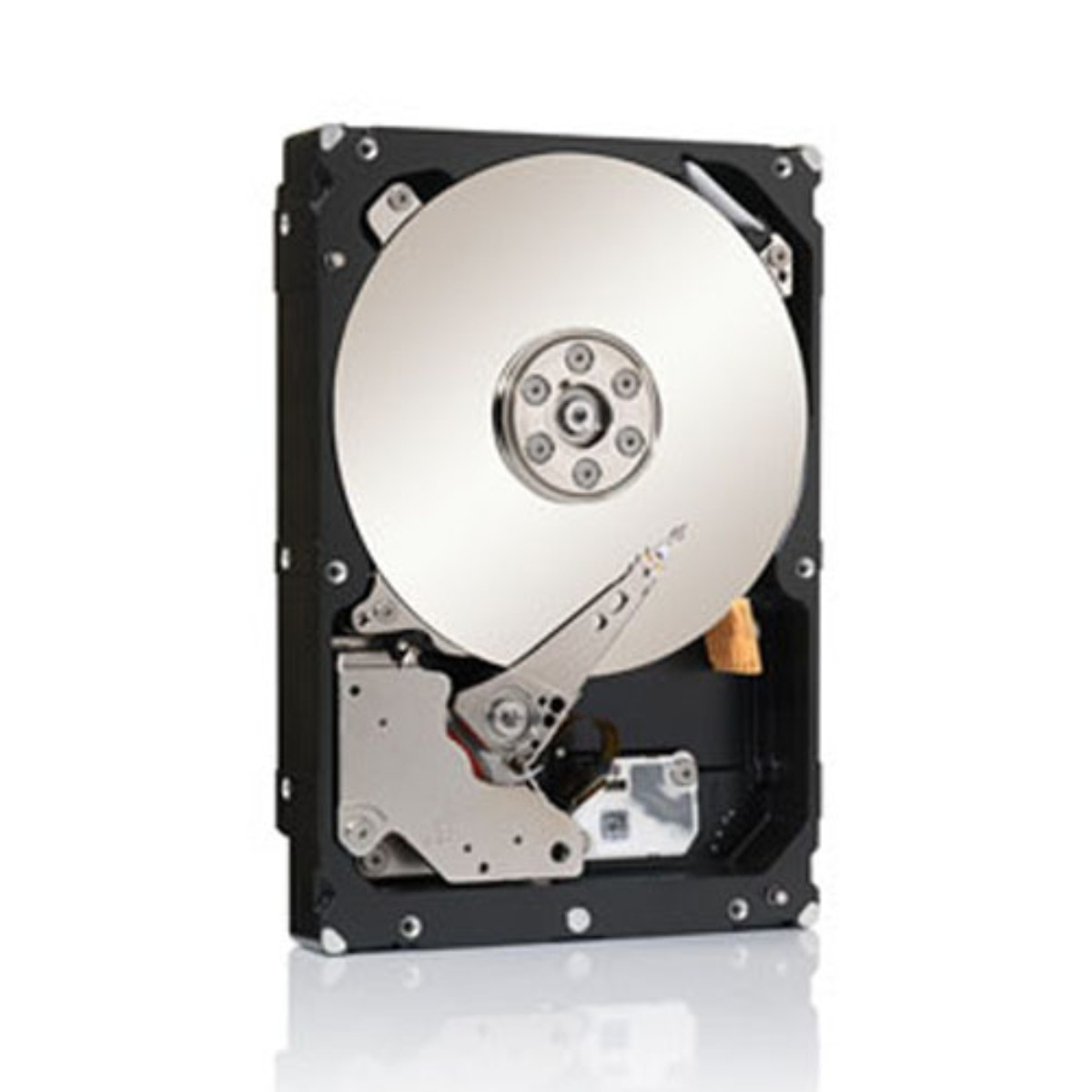 Hard disk aperto con piatto e braccio argentati su chassis nero.