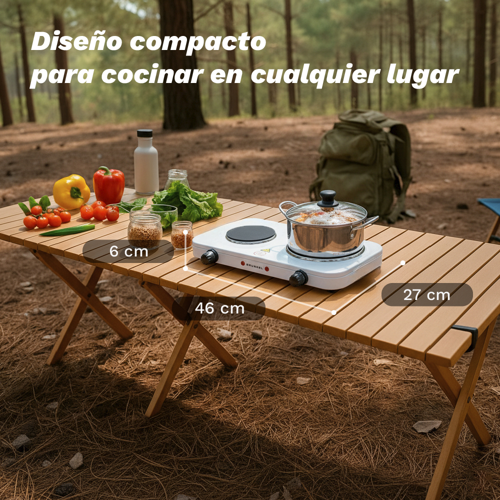 Una estufa portátil en mesa de madera en el bosque, con verduras y mochila cerca.