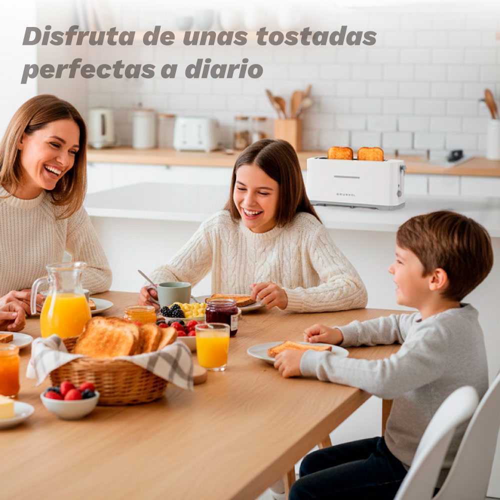Familie frühstückt mit Toast und Orangensaft am Holztisch.