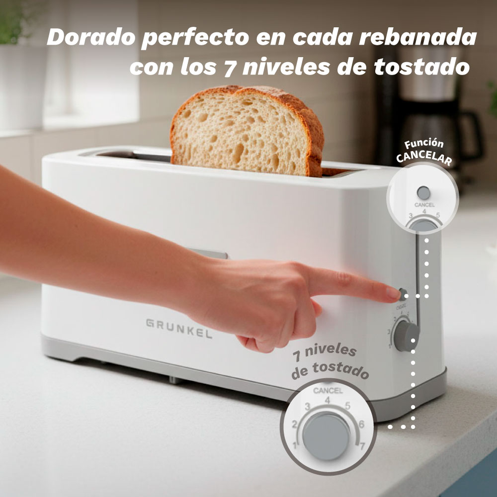 Eine Hand drückt einen Knopf an einem weißen Toaster mit Toastbrot.
